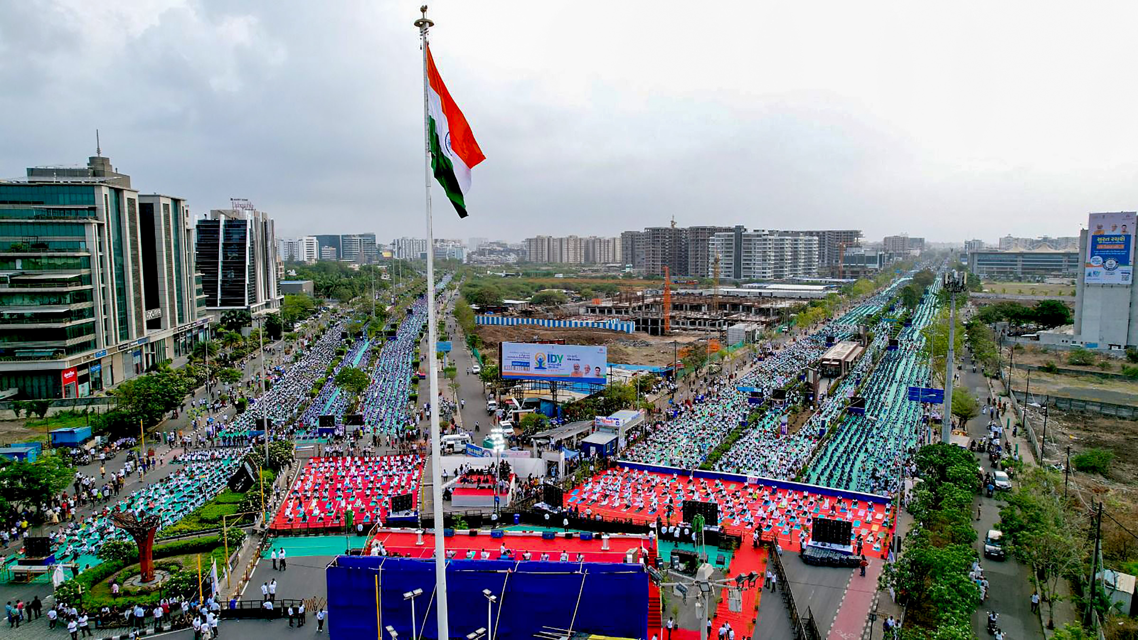 सूरत में एक साथ सबसे ज्यादा लोगों ने योग किया (Photo/PTI)