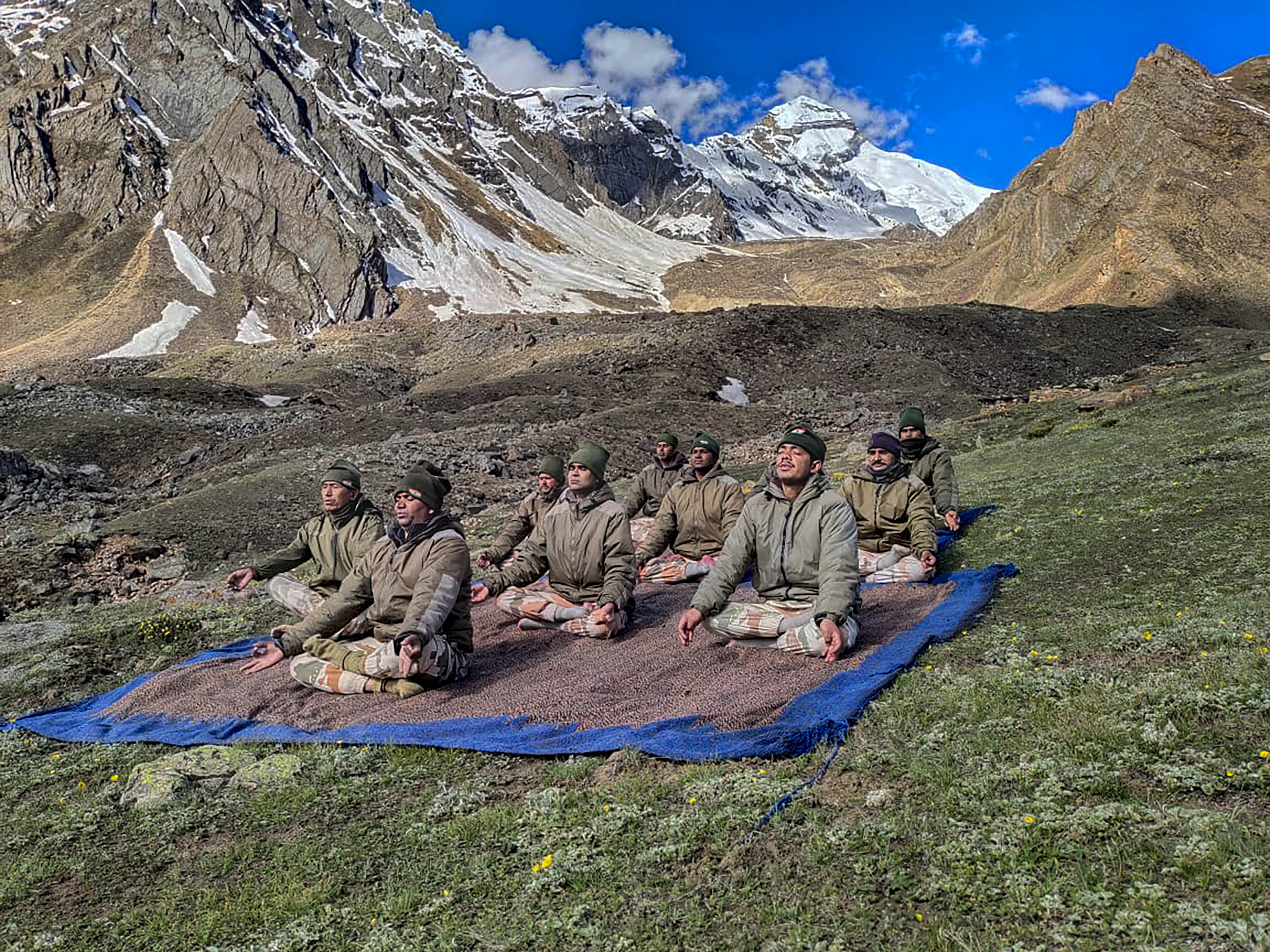 आईटीबीपी के जवानों का योग (Photo/PTI)
