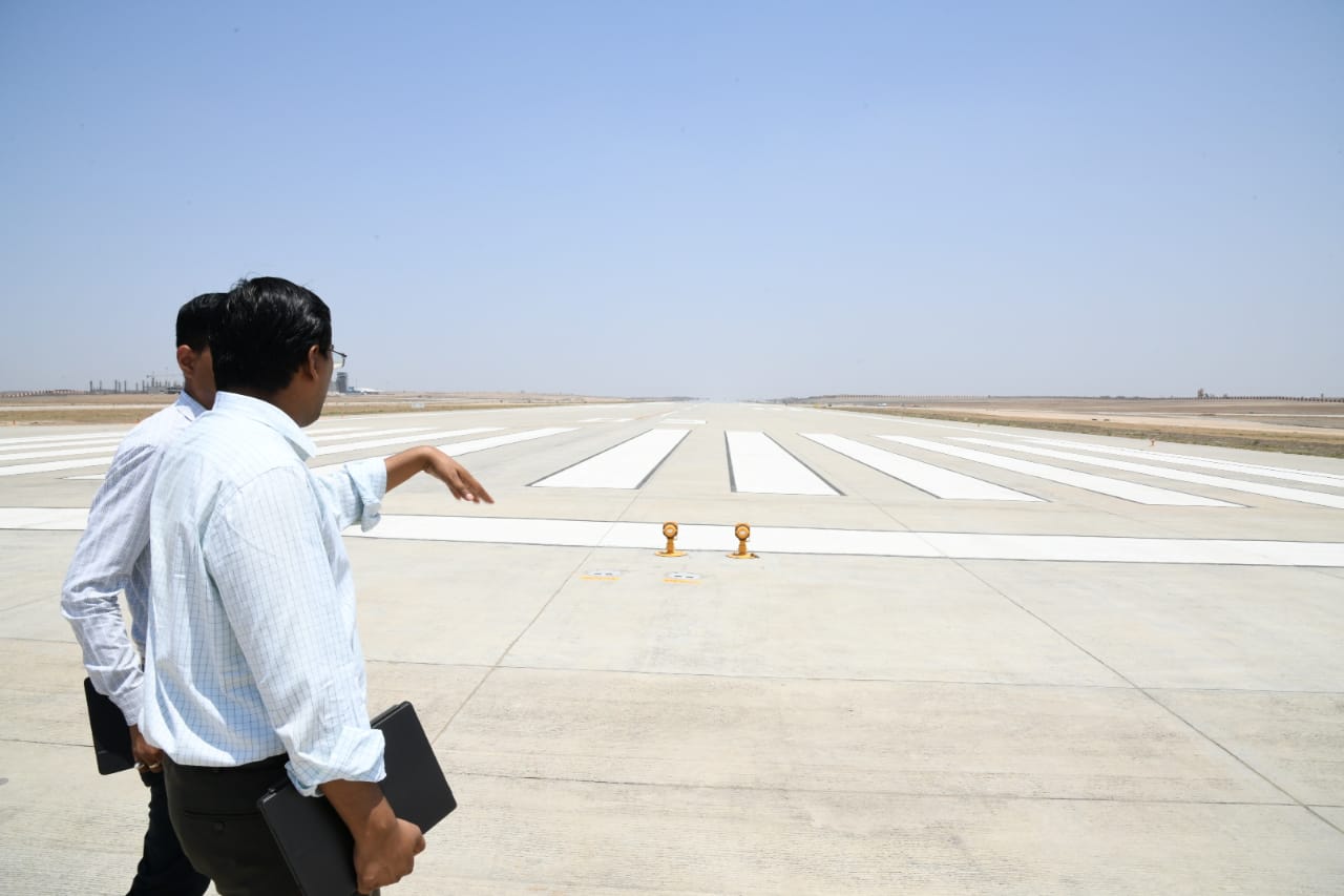 पीएम मोदी एयरपोर्ट 