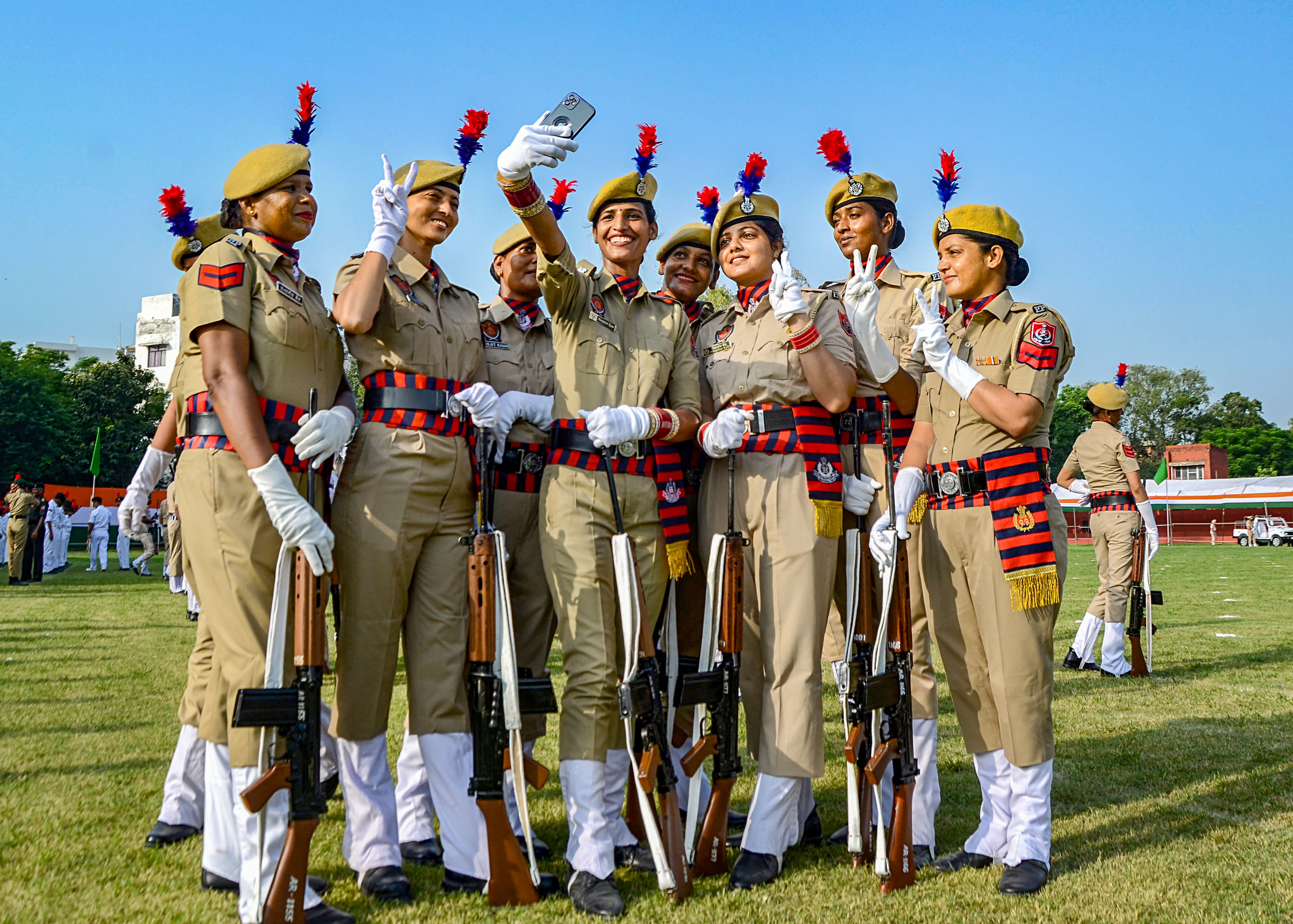 अमृतसर में सेल्फी लेती महिला जवान