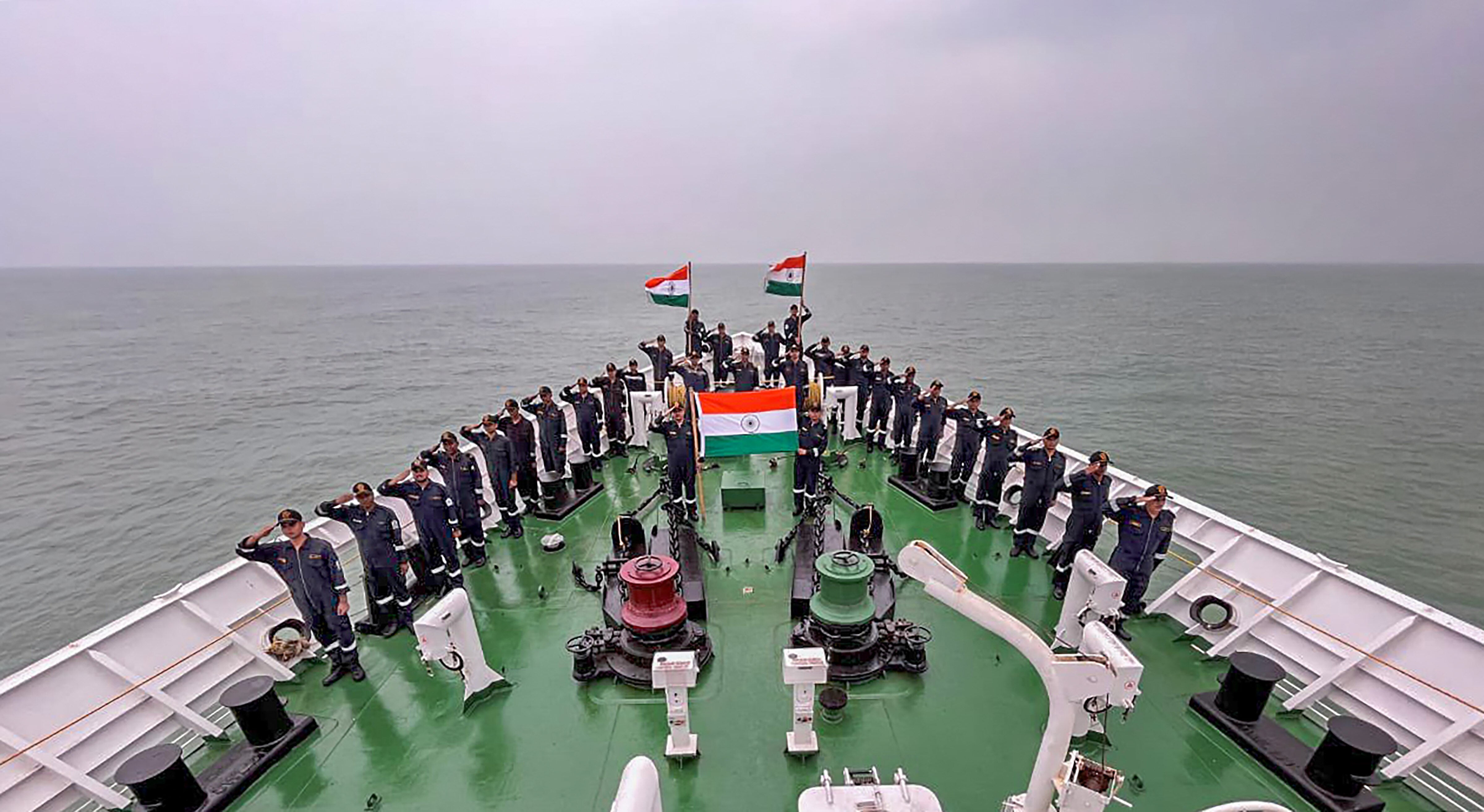 बंगाल की खाड़ी में शिप पर फहराया गया तिरंगा