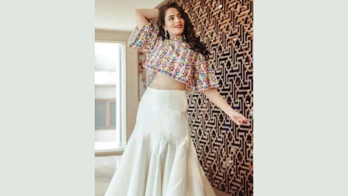 क्रॉप टॉप विद शरारा