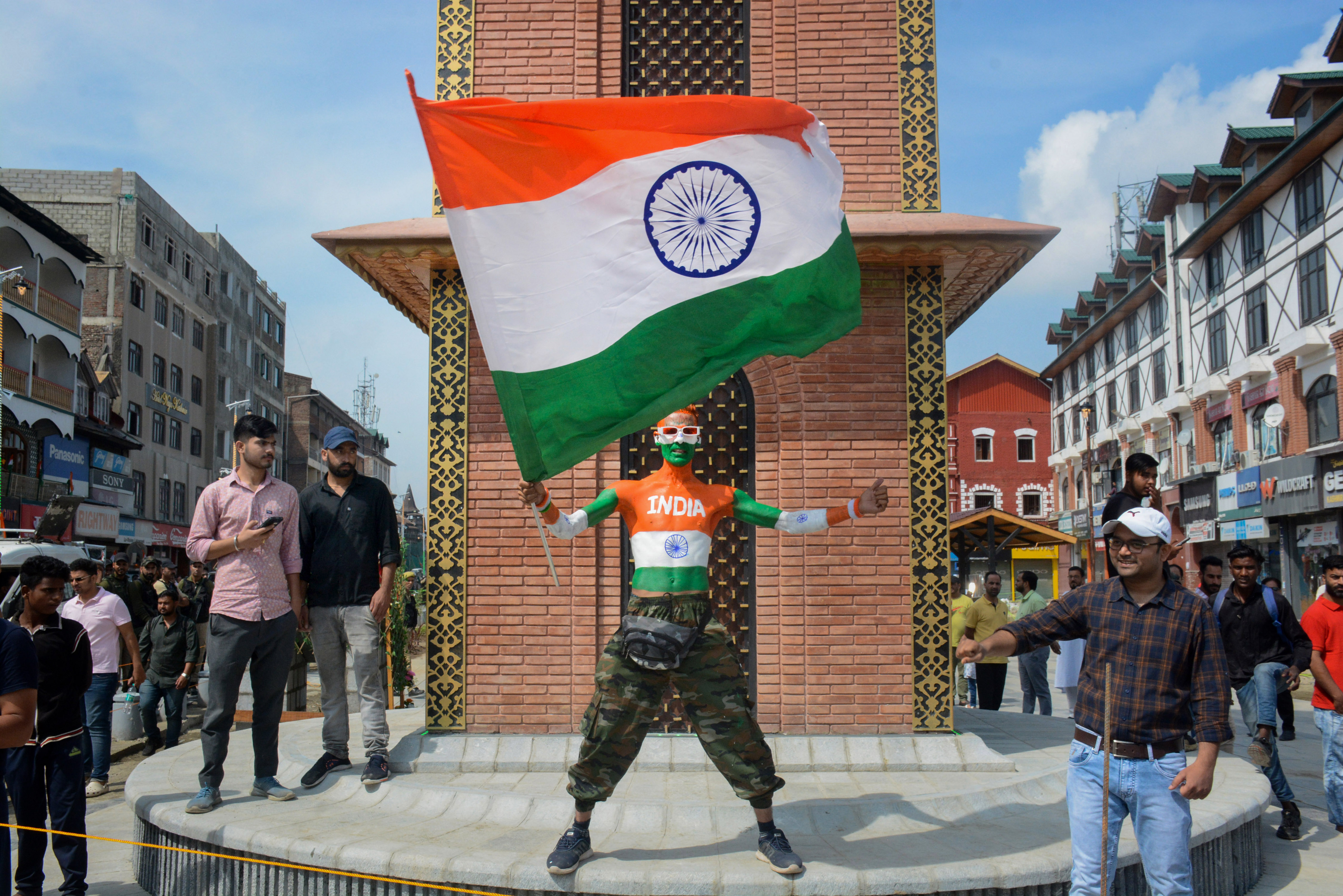 श्रीनगर में लाल चौक पर तिरंगा फहराता युवक