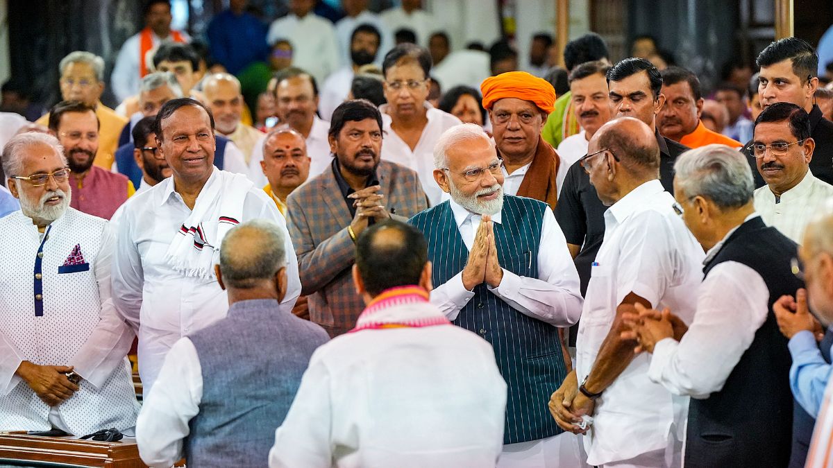 पीएम मोदी ने शरद पवार से की मुलाकात