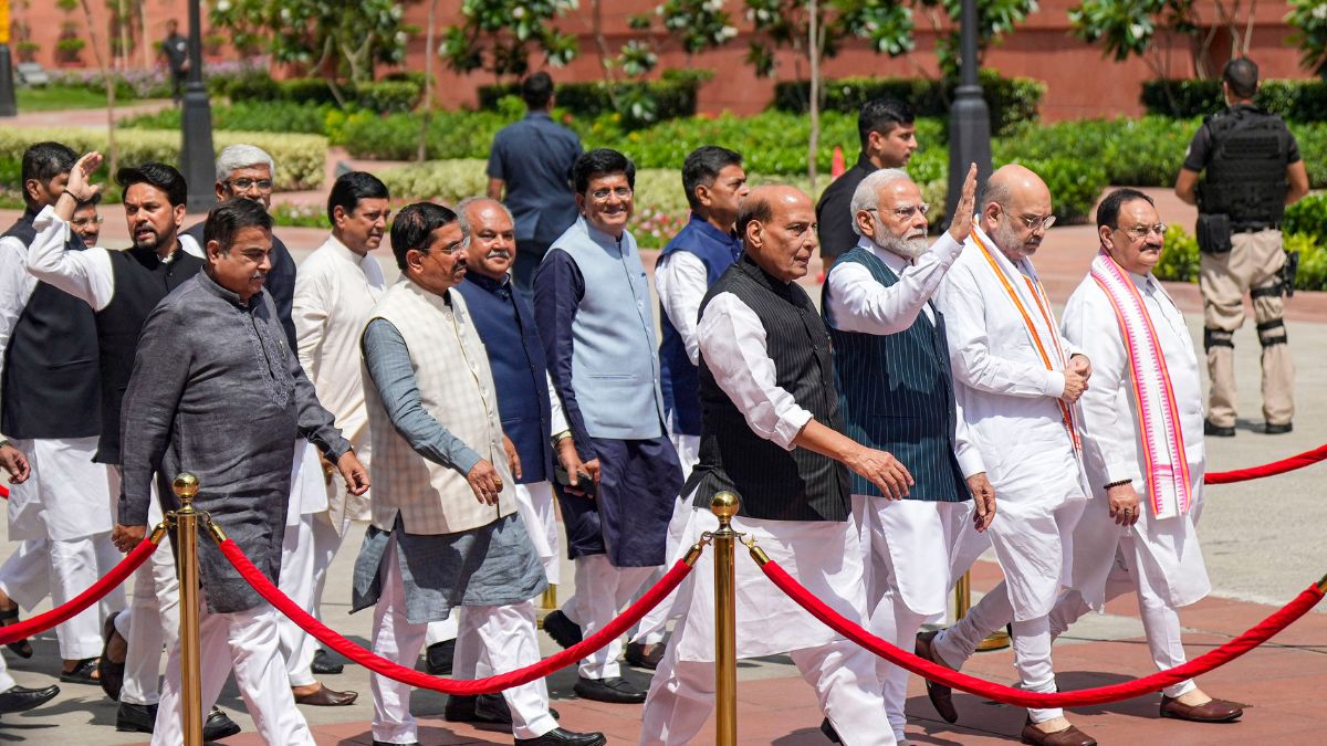 पीएम मोदी संसद की नई इमारत में जाते हुए