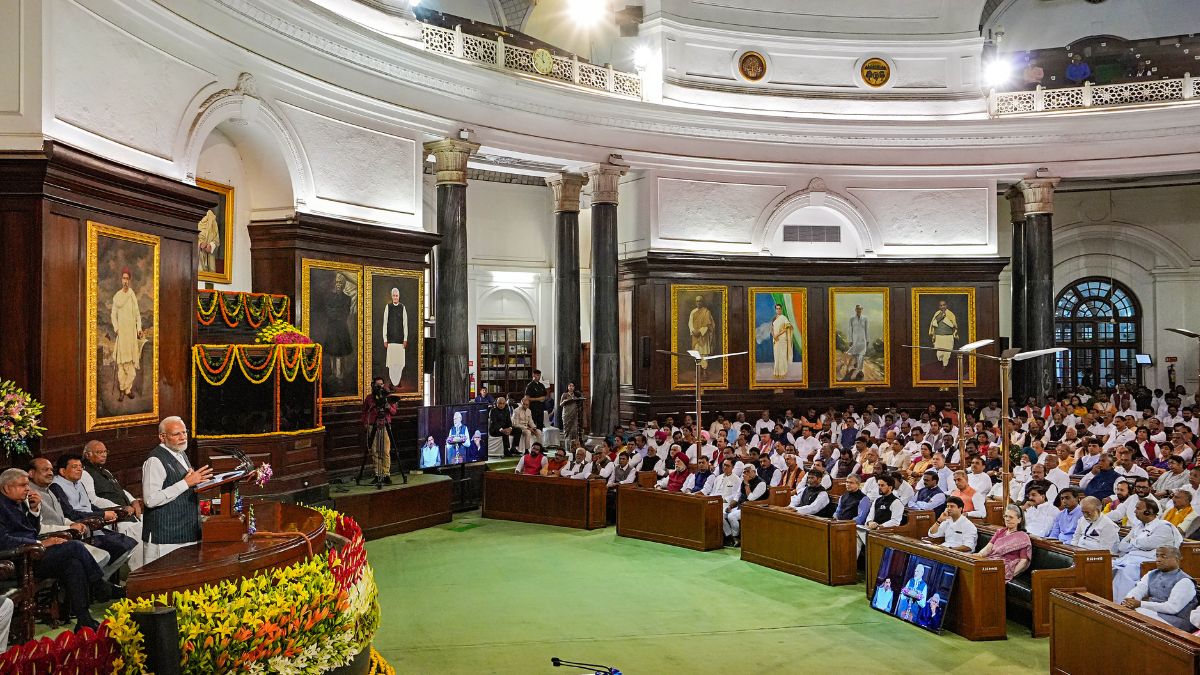 पीएम मोदी संबोधित करते हुए