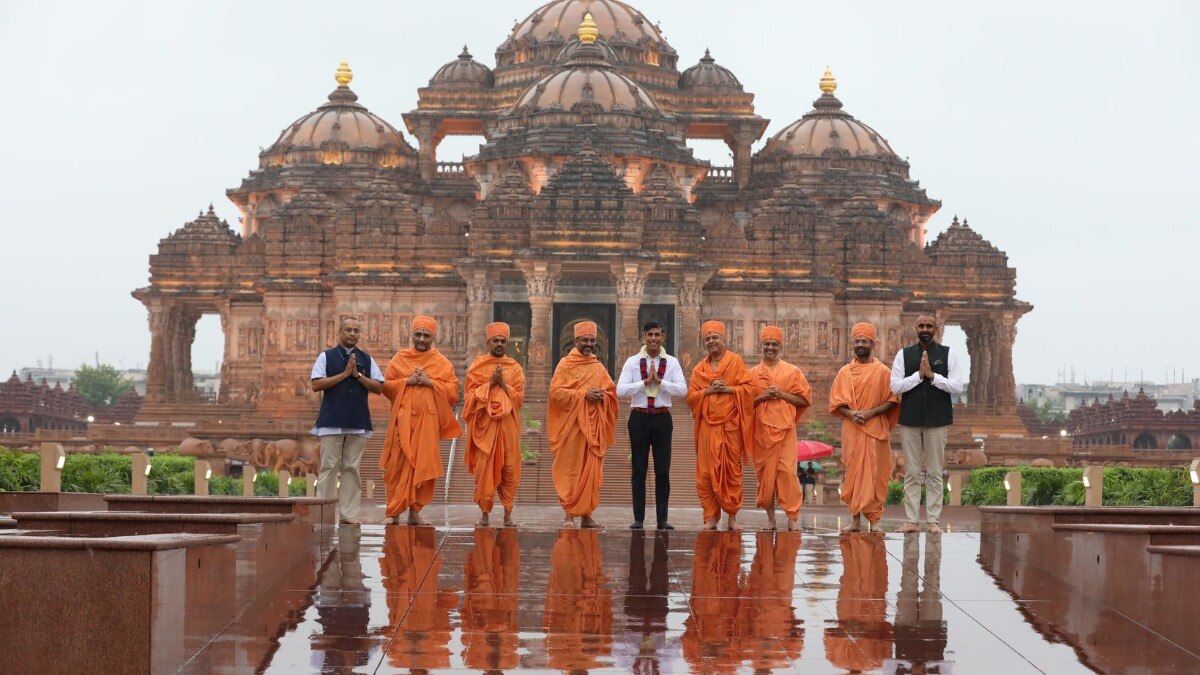 ब्रिटेन के प्रधानमंत्री ऋषि सुनक ने टेका माथा