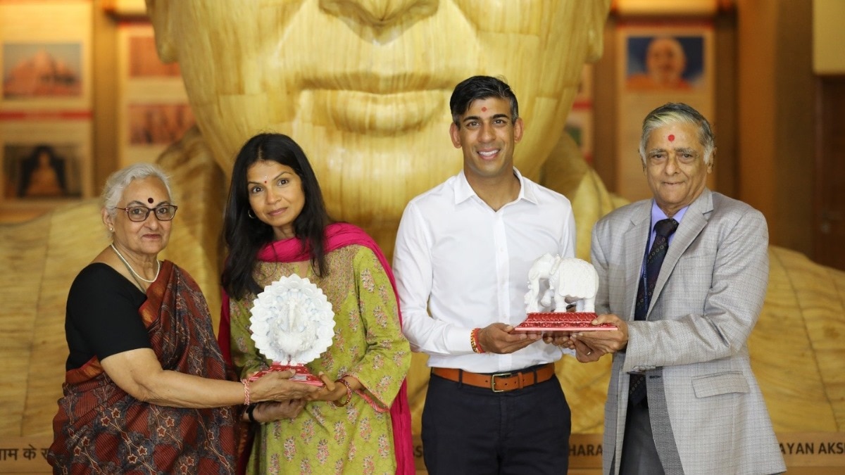 ब्रिटिश पीएम ऋषि सुनक को हाथी और मयूर की कला कृतियां भेंट की गई