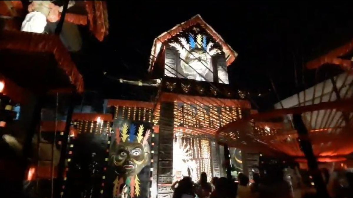 पूजा पंडाल में उमड़ रहे लोग