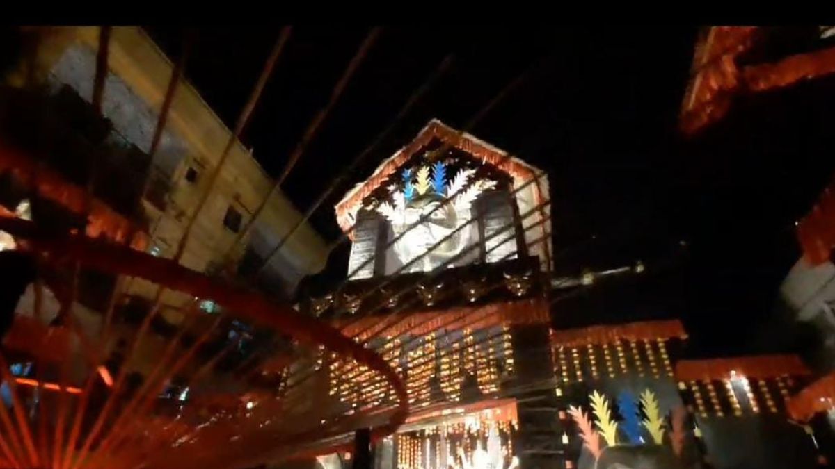 मंडप का निर्माण प्लाइवुड, थर्मोकोल, मास्क-मुखोटे से किया गया है