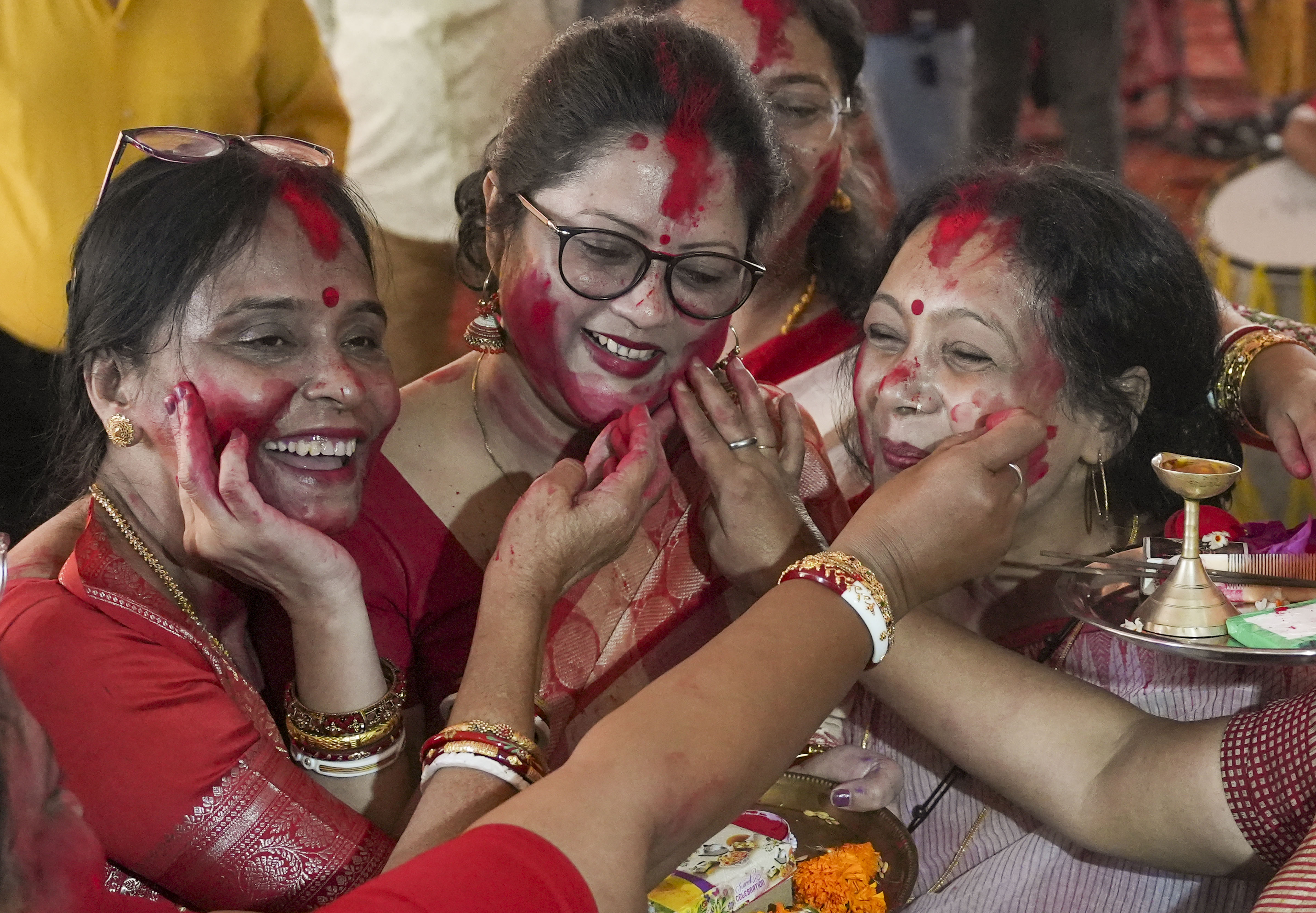 लखनऊ में भी बंगाली महिलाओं ने सिंदूर खेला उत्सव मनाया