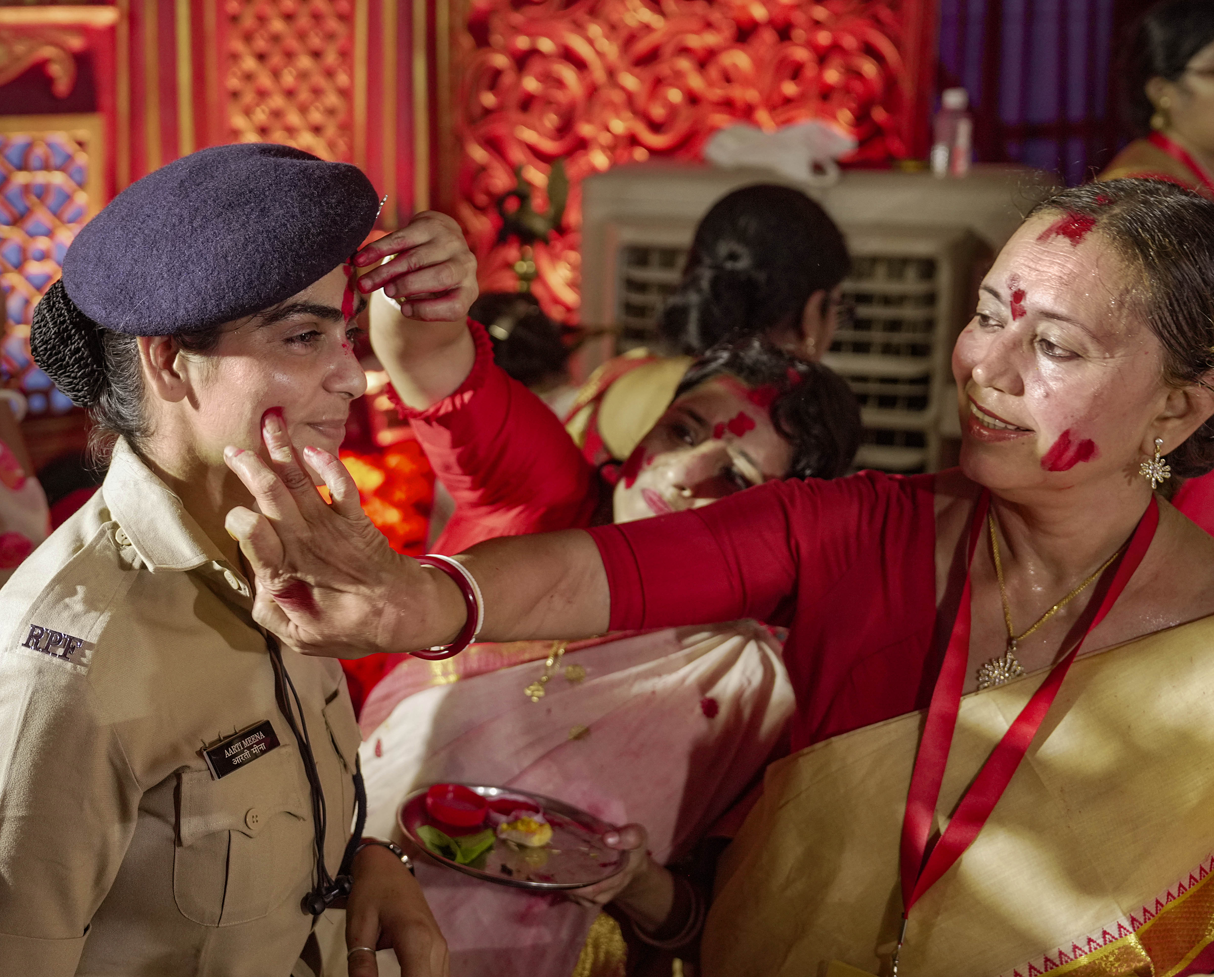 मुंबई में महिलाओं ने सिंदूर खेला की रस्म निभाई