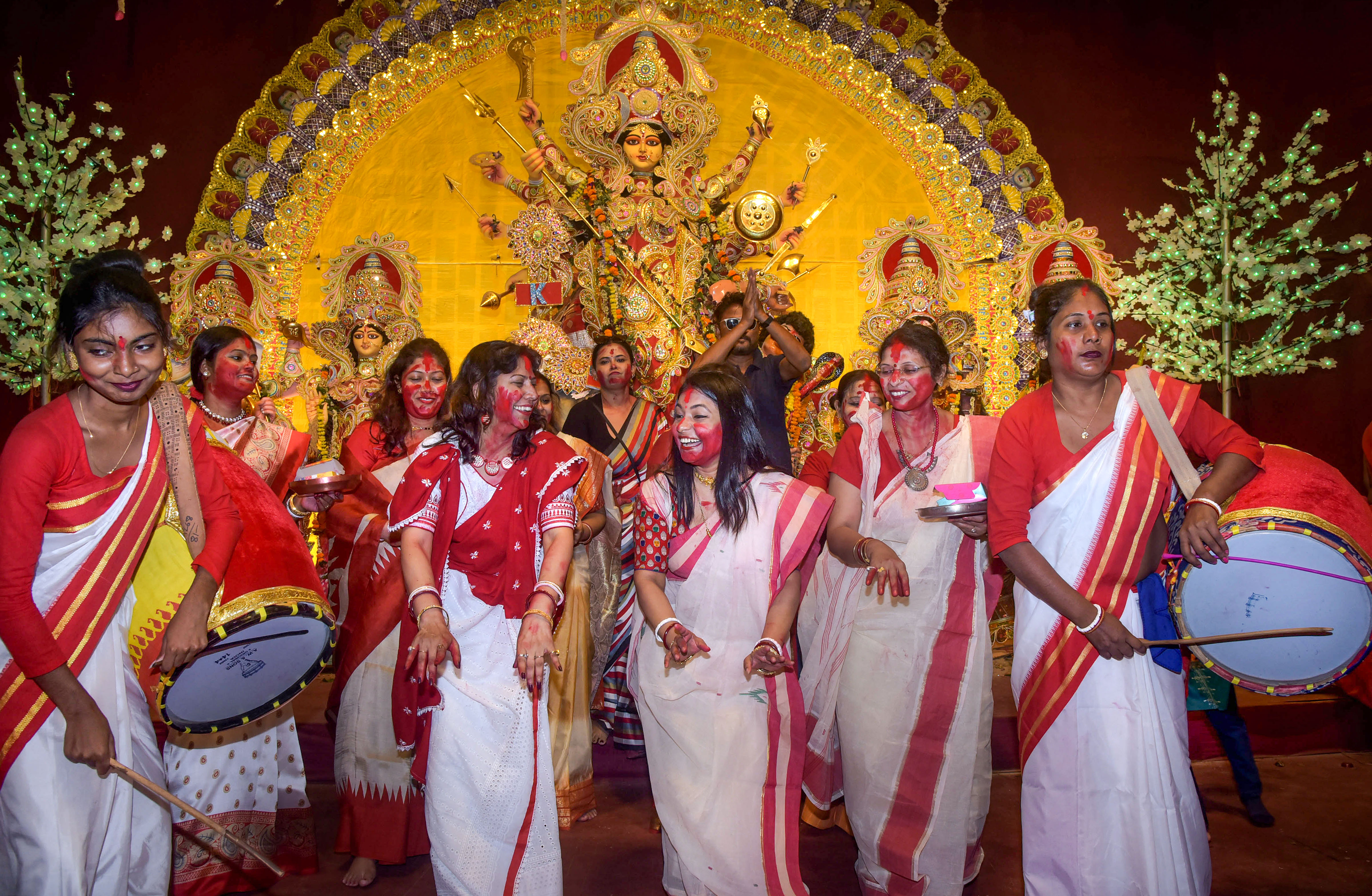 वाराणसी में सिंदूर खेला उत्सव