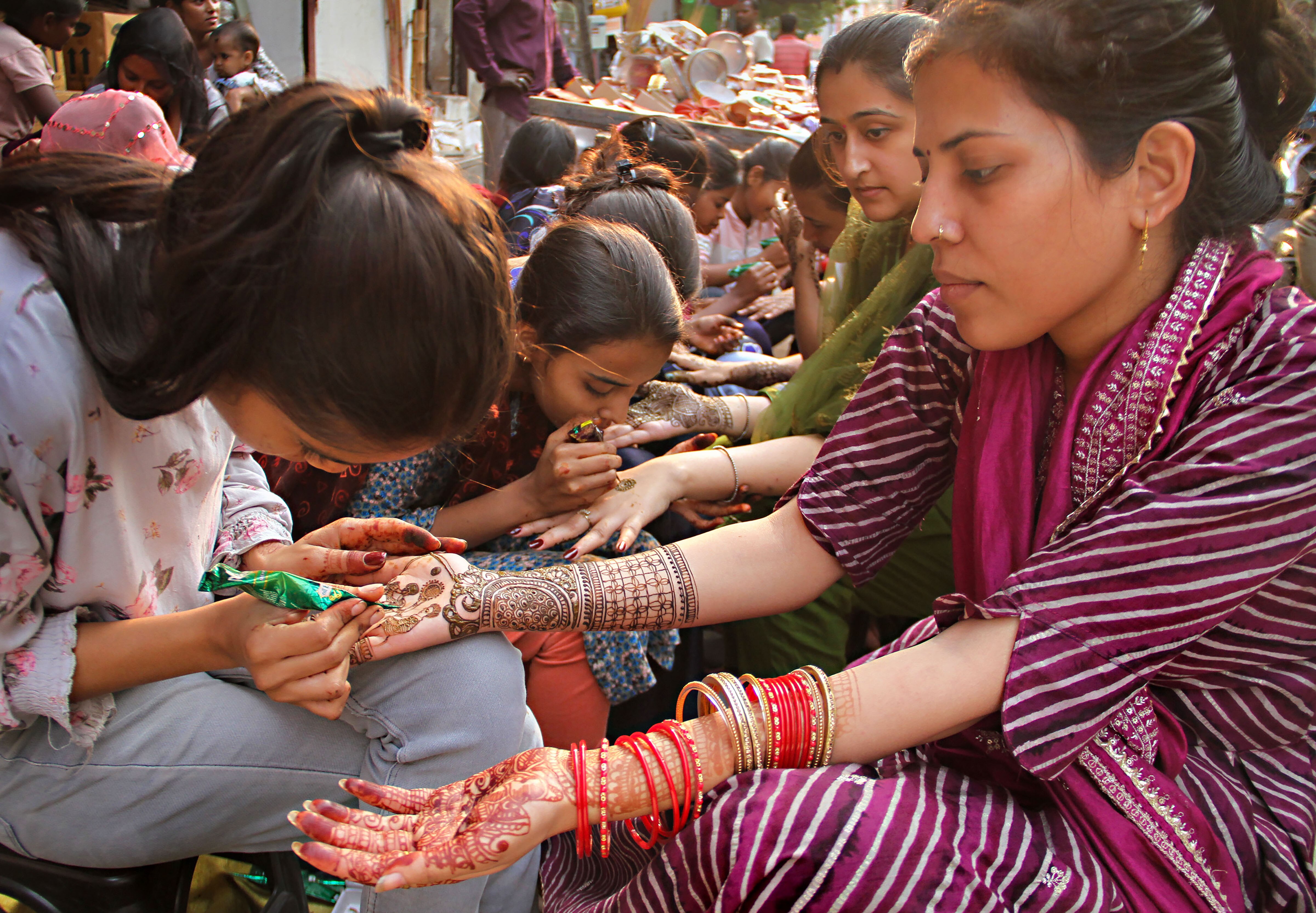 गुरुग्राम में करवा चौथ (Photo/PTI)