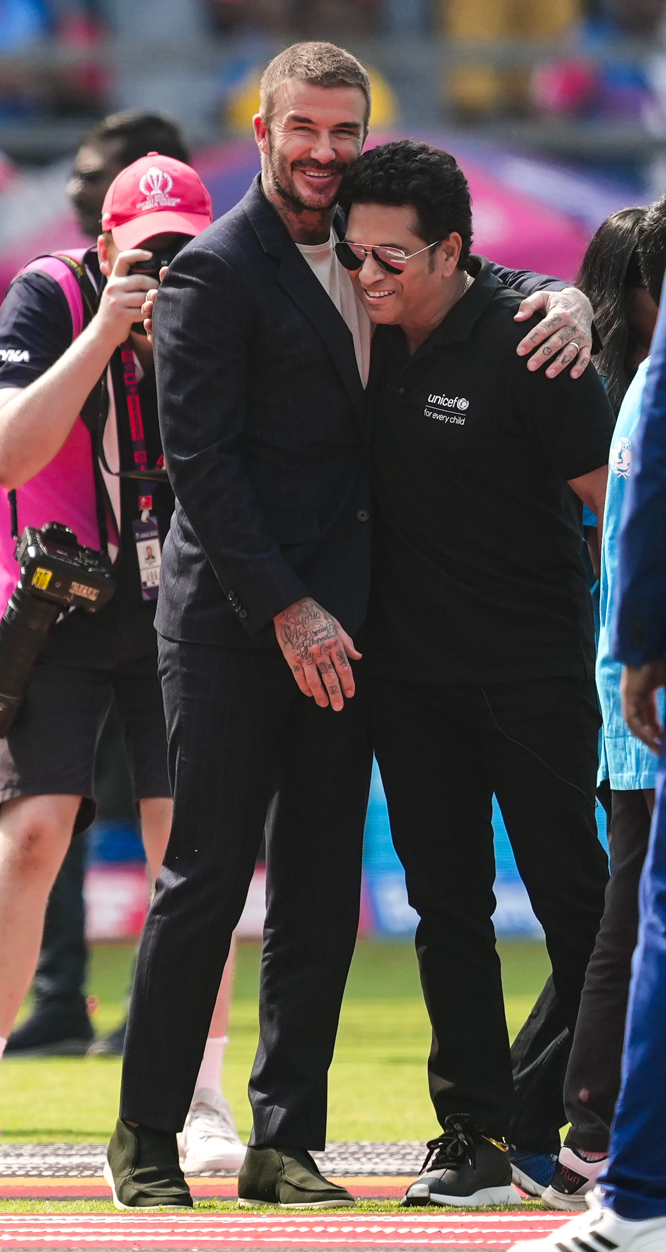 सचिन और डेविड बेकहम एक-दूसरे से गले मिले.