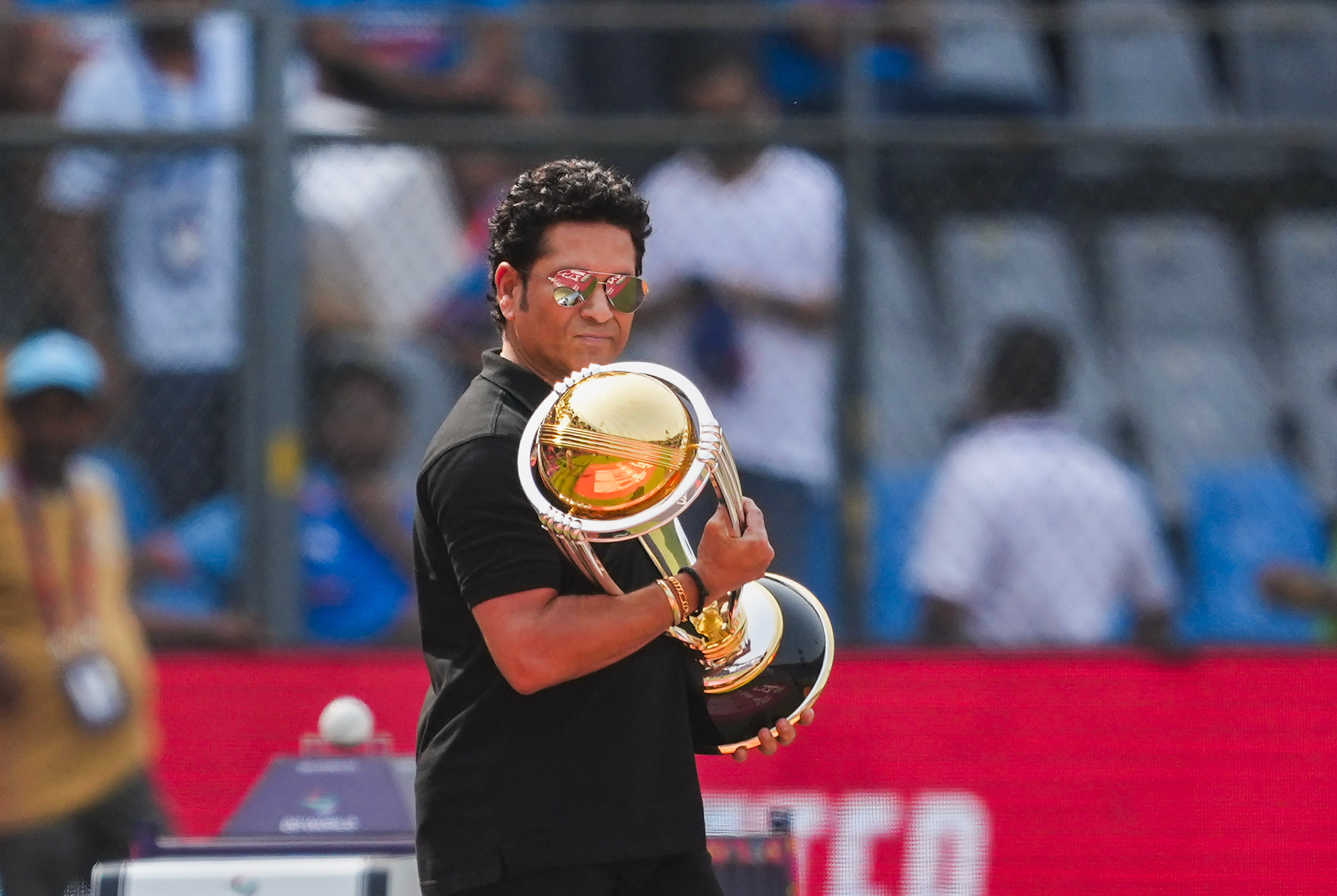 सचिन तेंदुलकर भी सेमीफाइनल मुकाबला देखने पहुंचे.