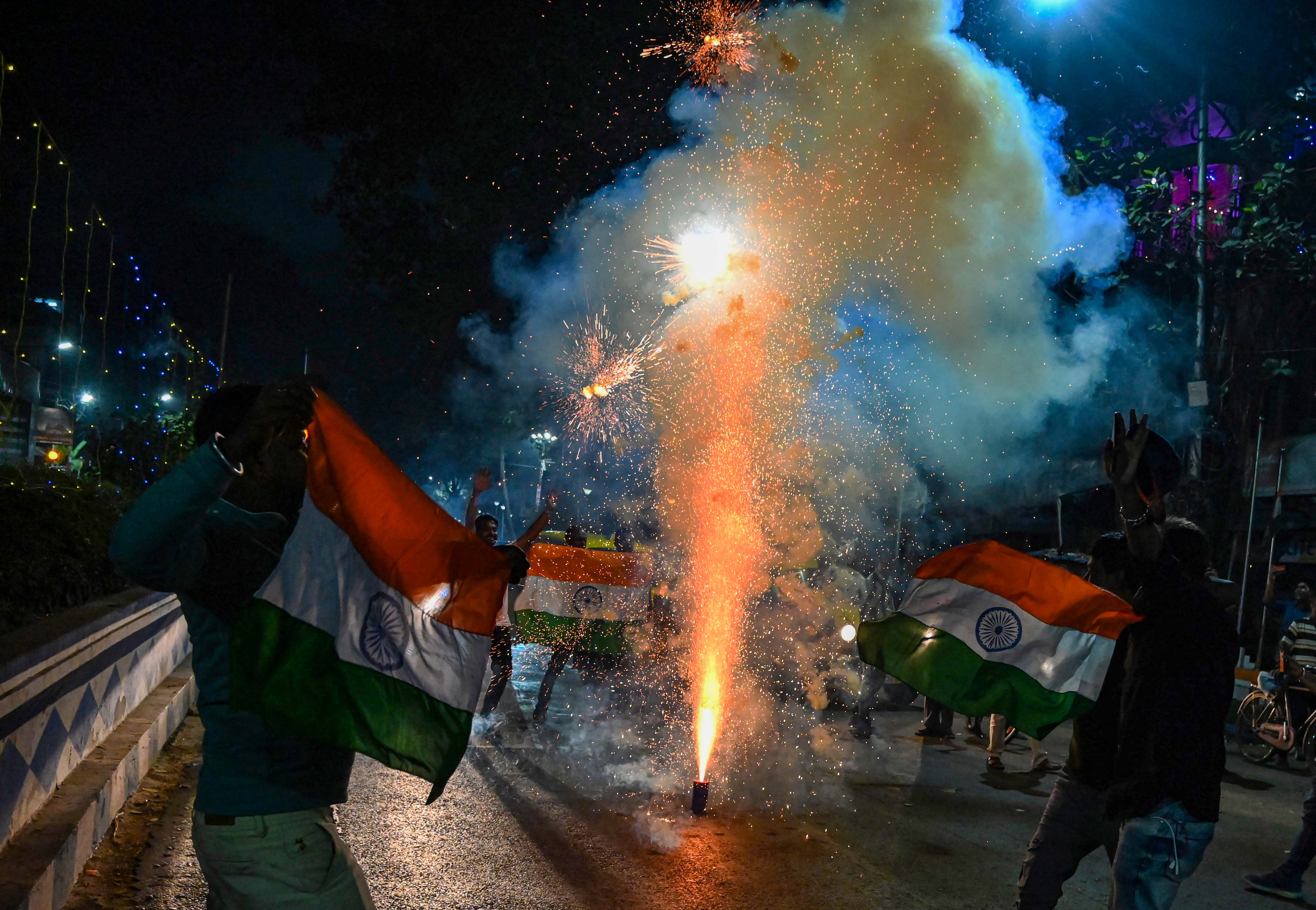 कोलकाता में सड़कों पर आतिशबाजी