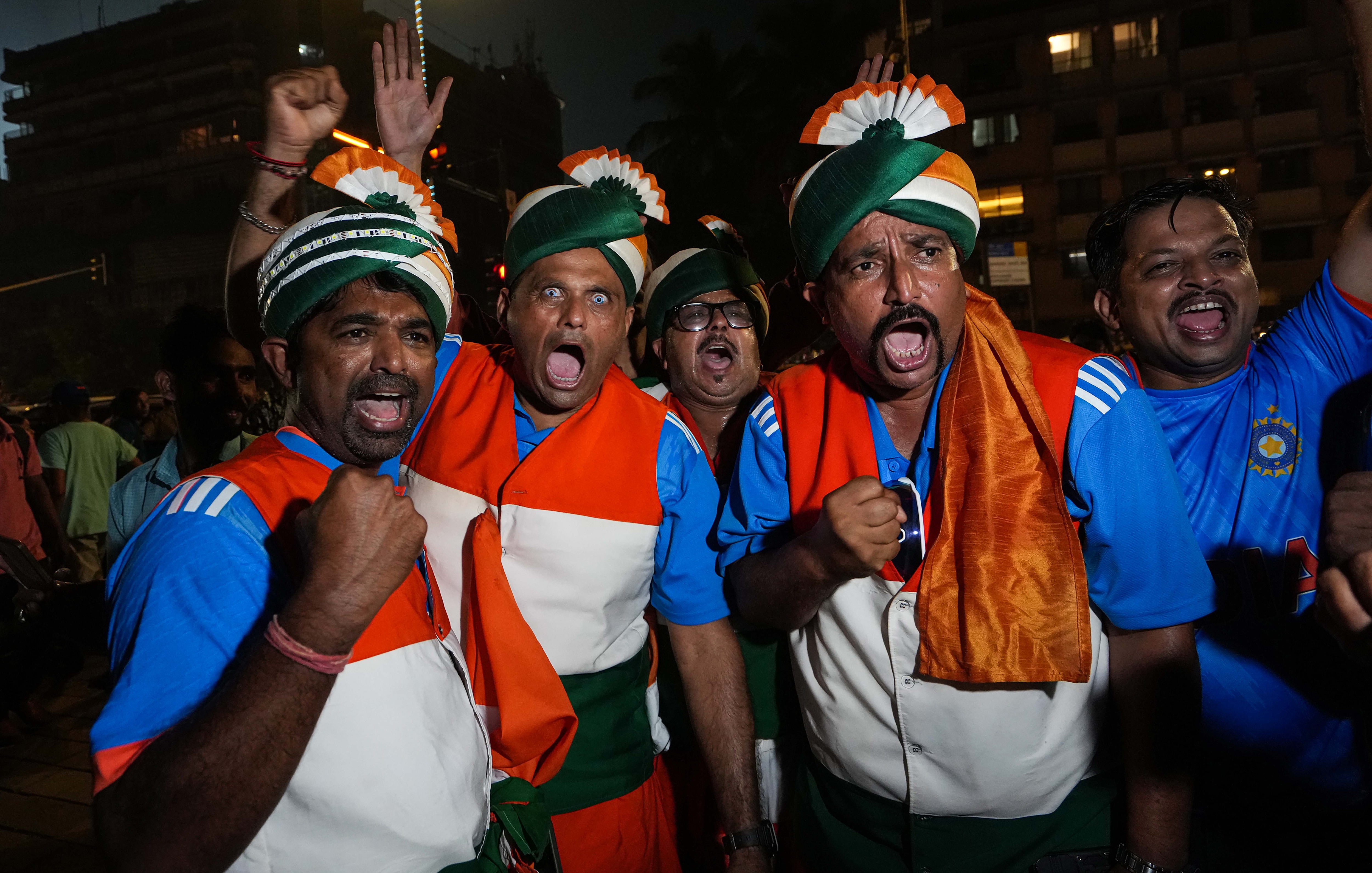 मुंबई में सड़क पर उतरे फैंस