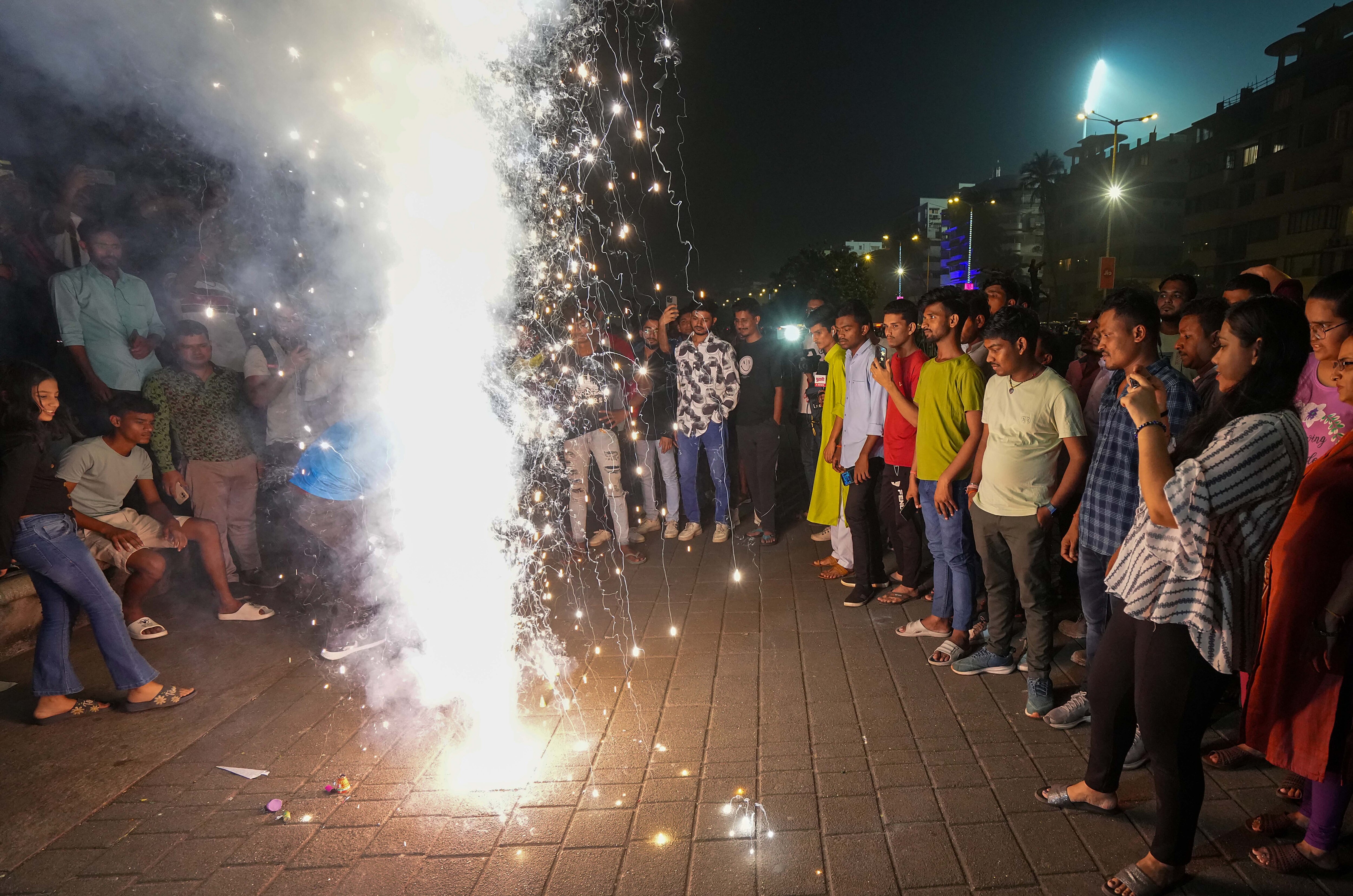 भारत की जीत पर मुंबई में आतिशबाजी