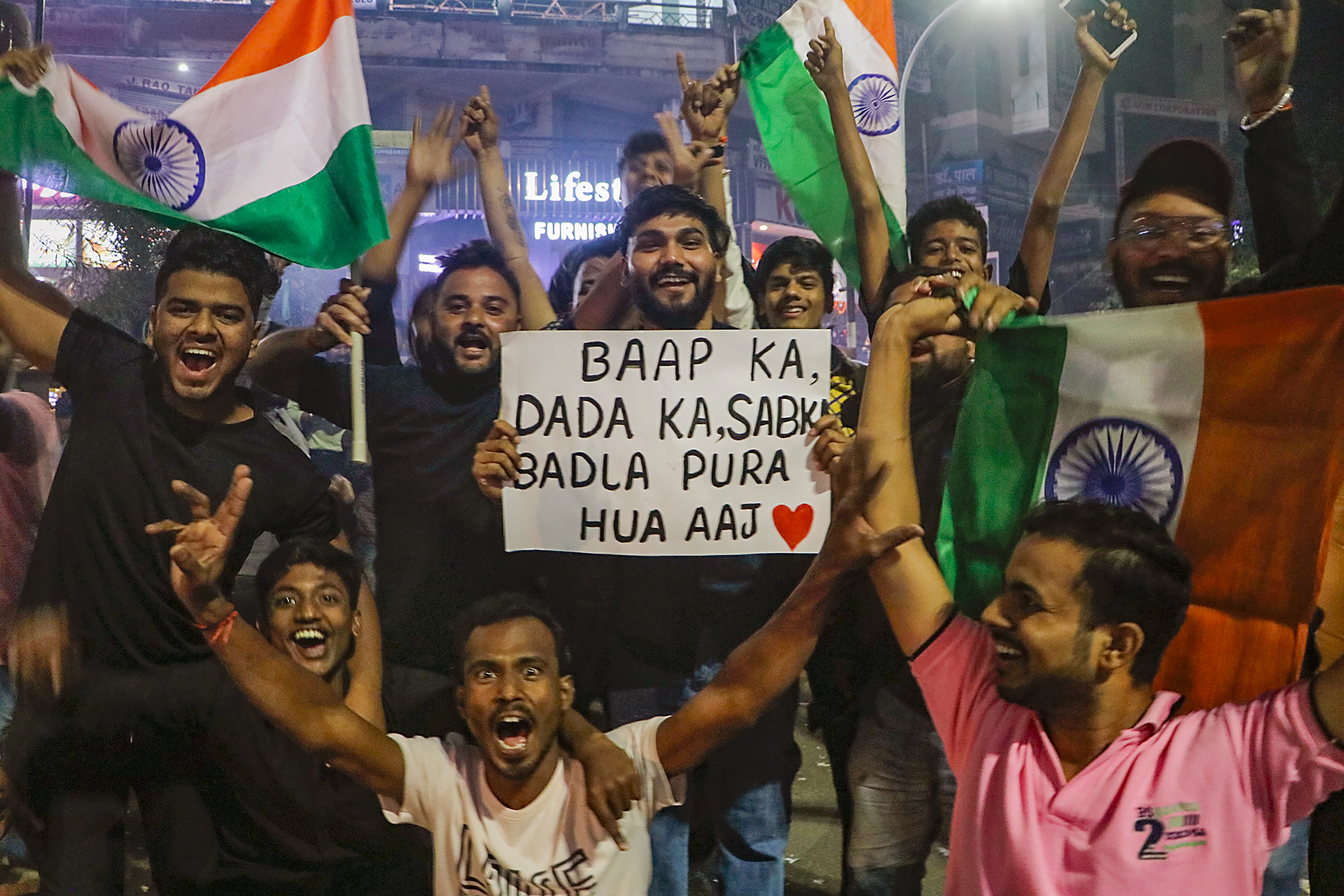 जीत की खुशी में फैंस ने पोस्टर लहराए.