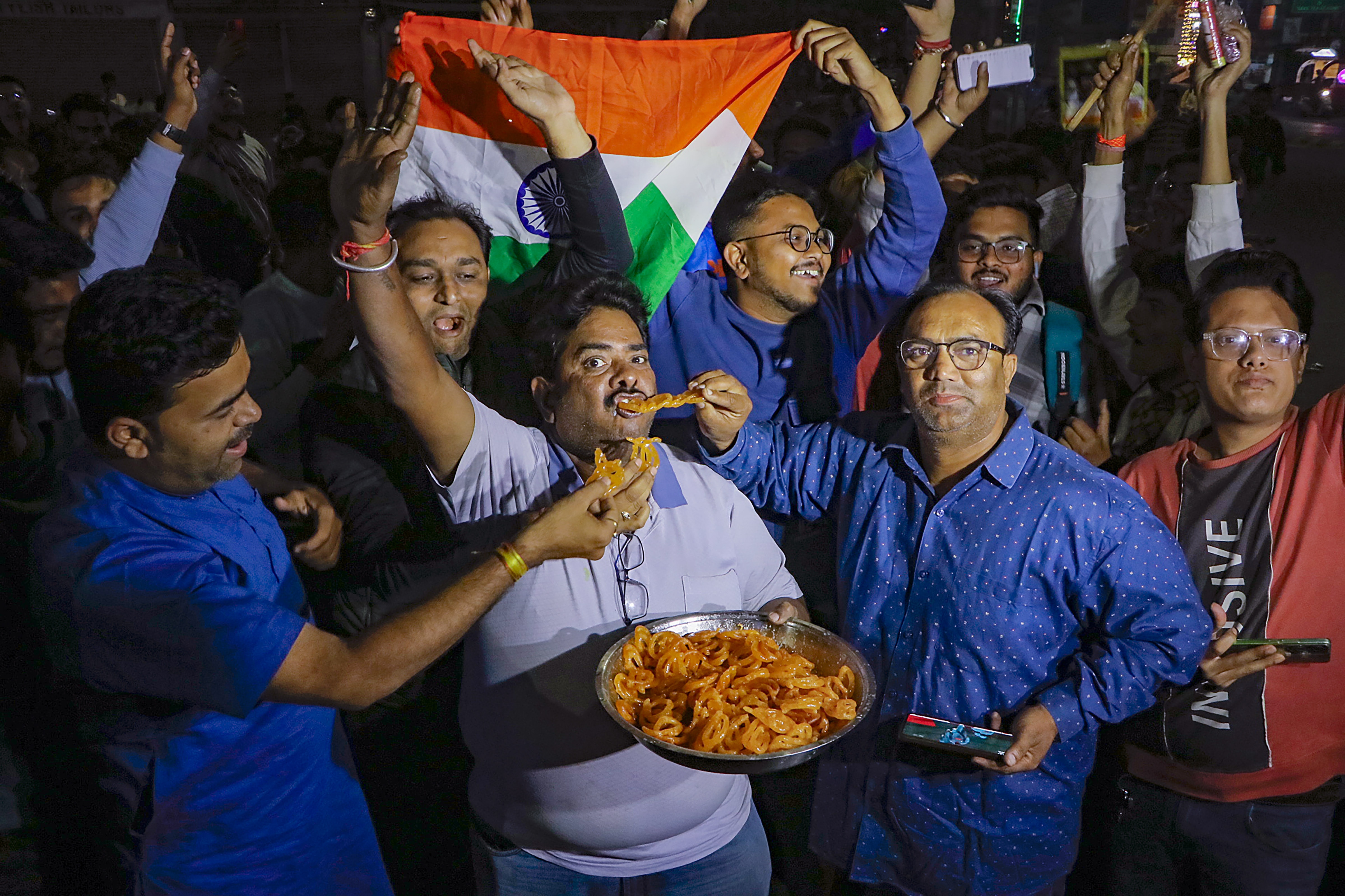 नागपुर में फैंस ने जलेबी खिलाकर जश्न मनाया.