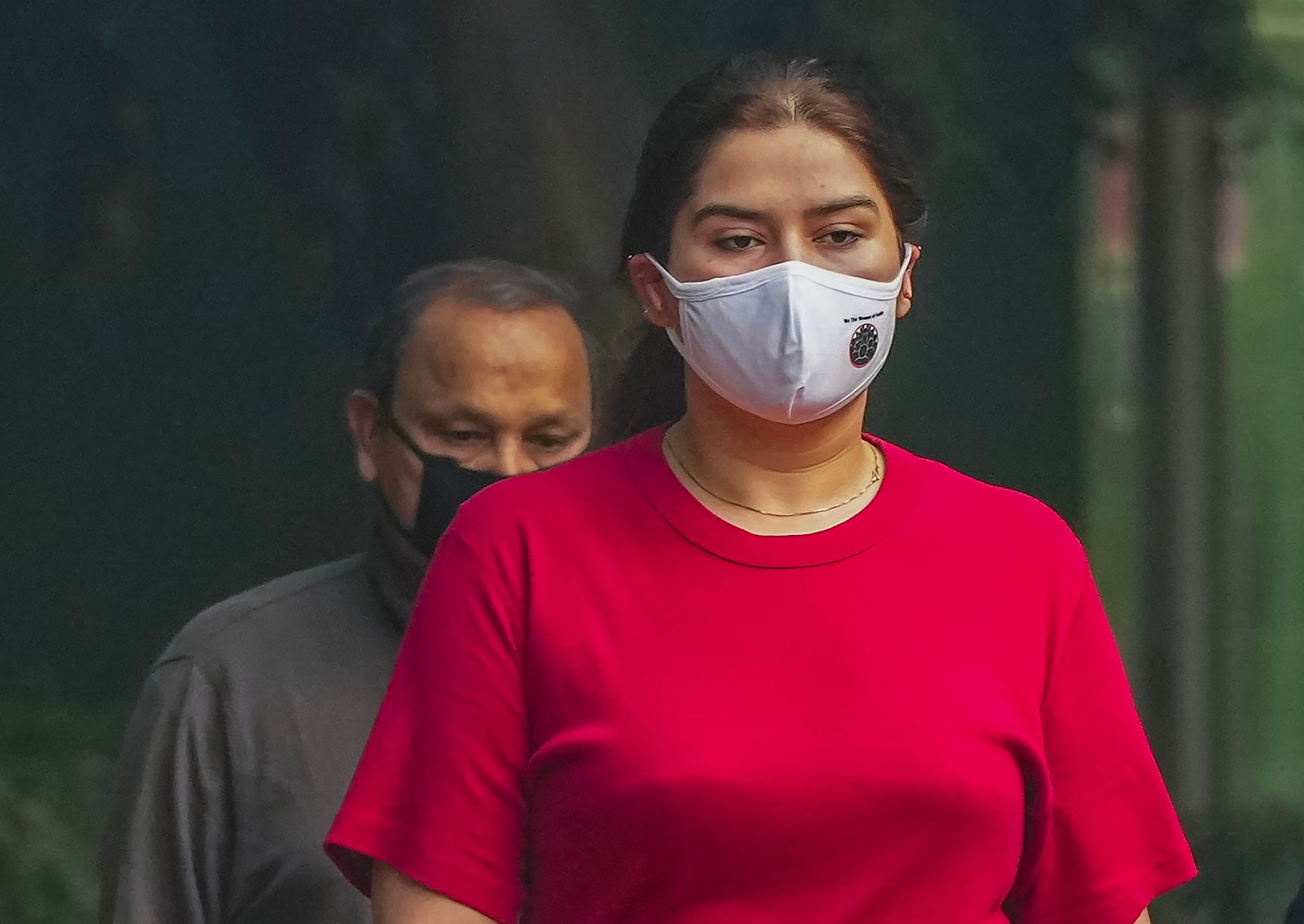 दिल्ली में ज्यादातर लोग मास्क लगाकर ही बाहर निकल रहे हैं