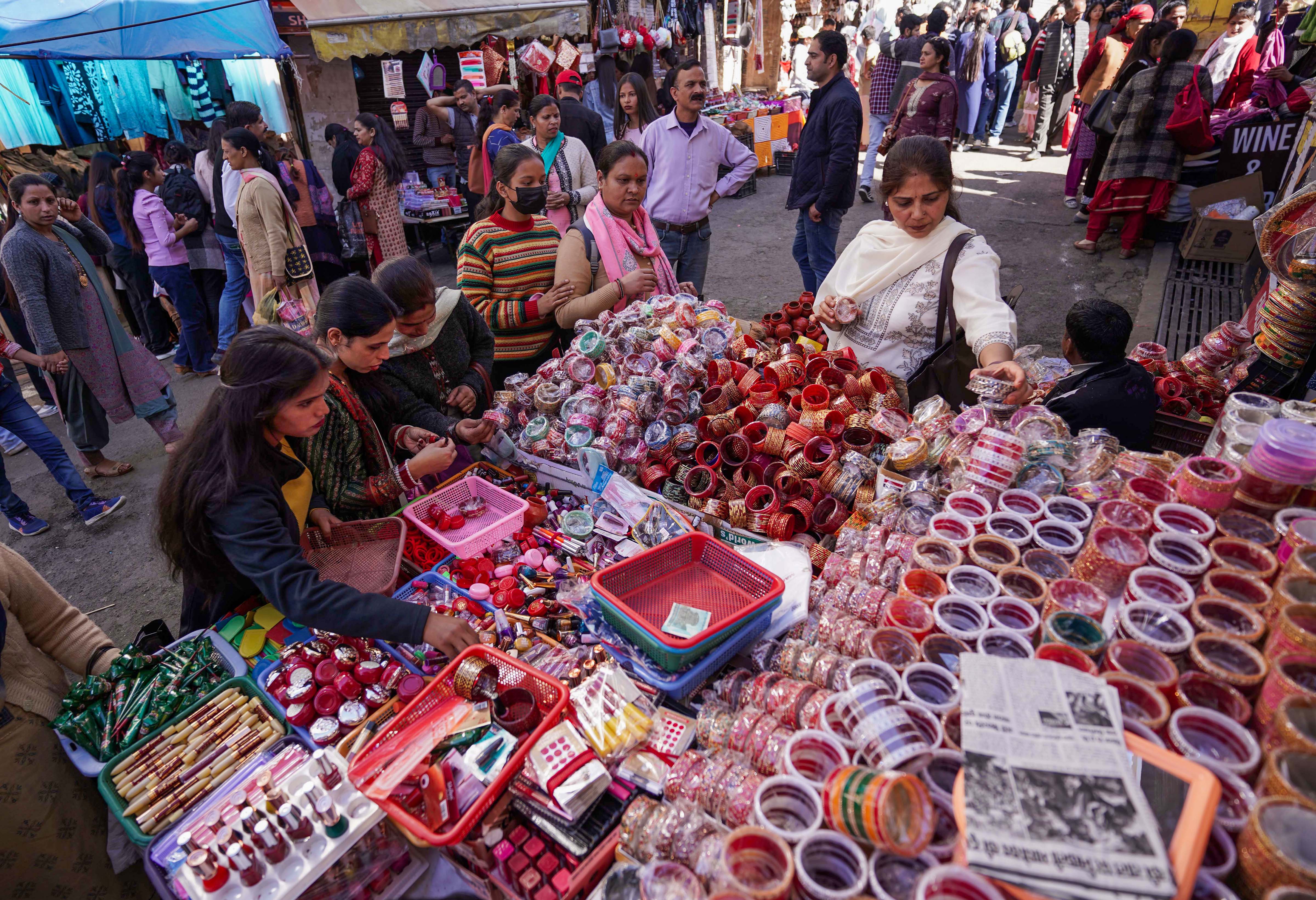 शिमला में करवा चौथ की तैयारी (Photo/PTI)