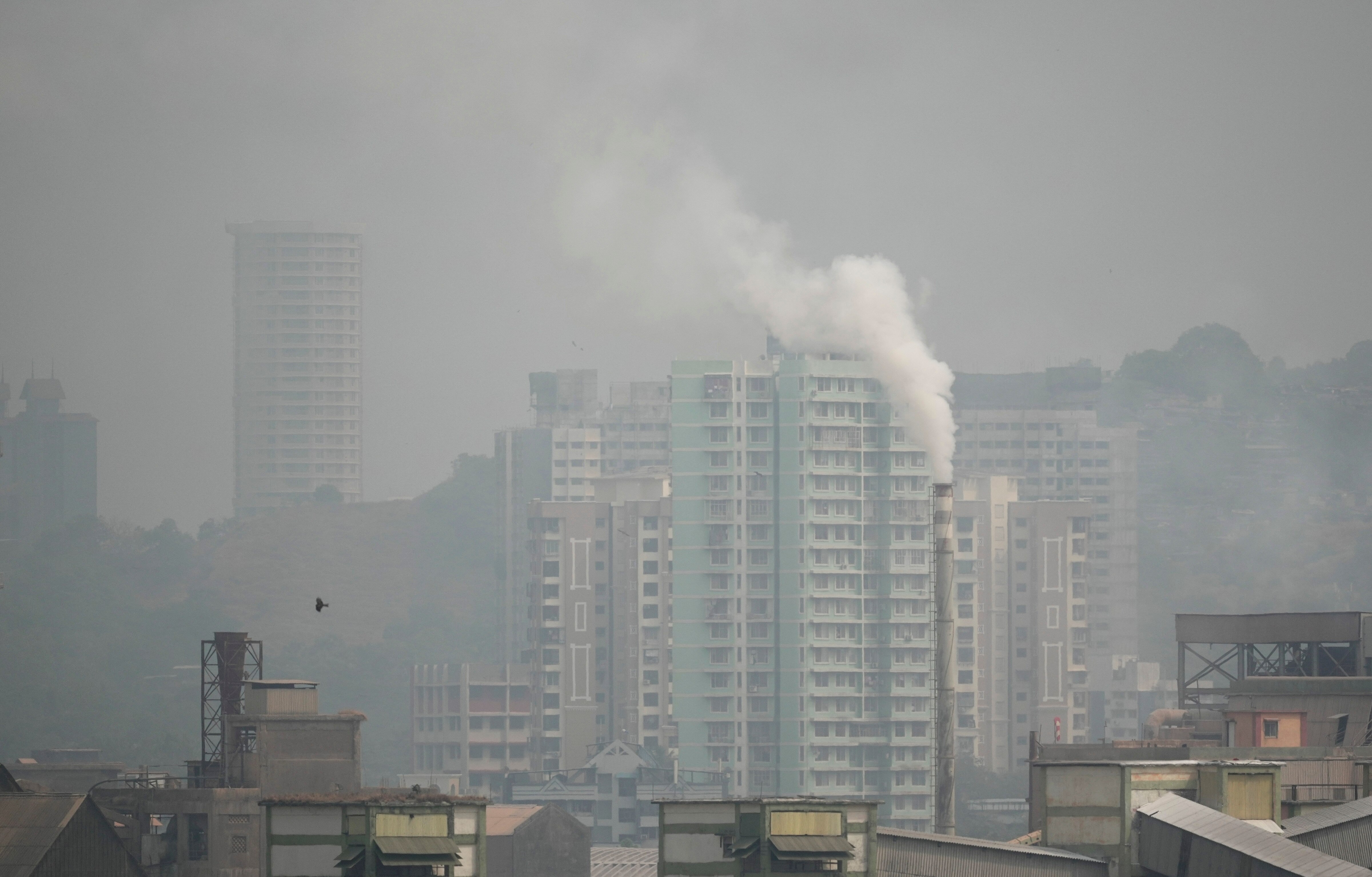 मुंबई में चिमनी से निकलता धुआं