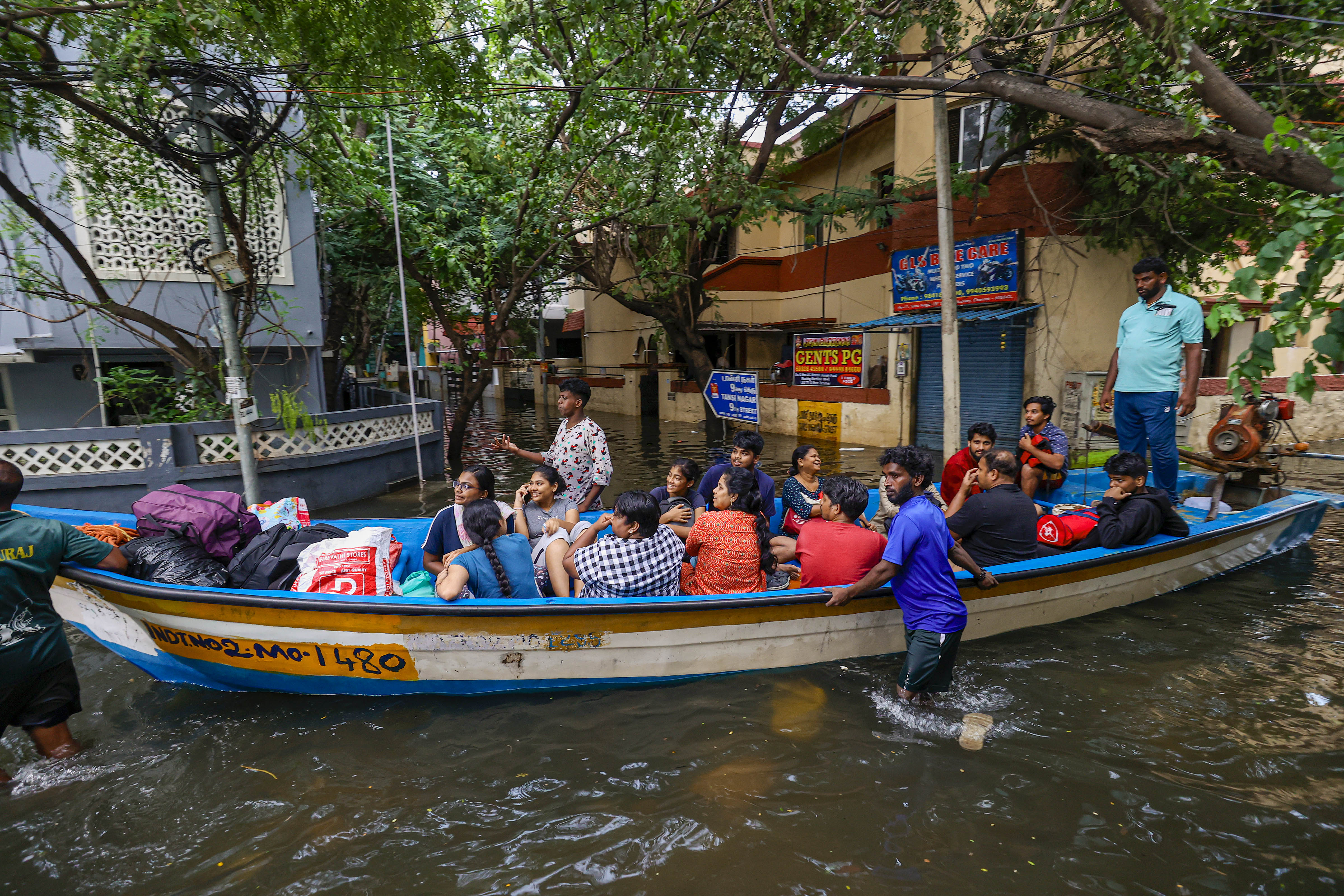 तूफान का असर