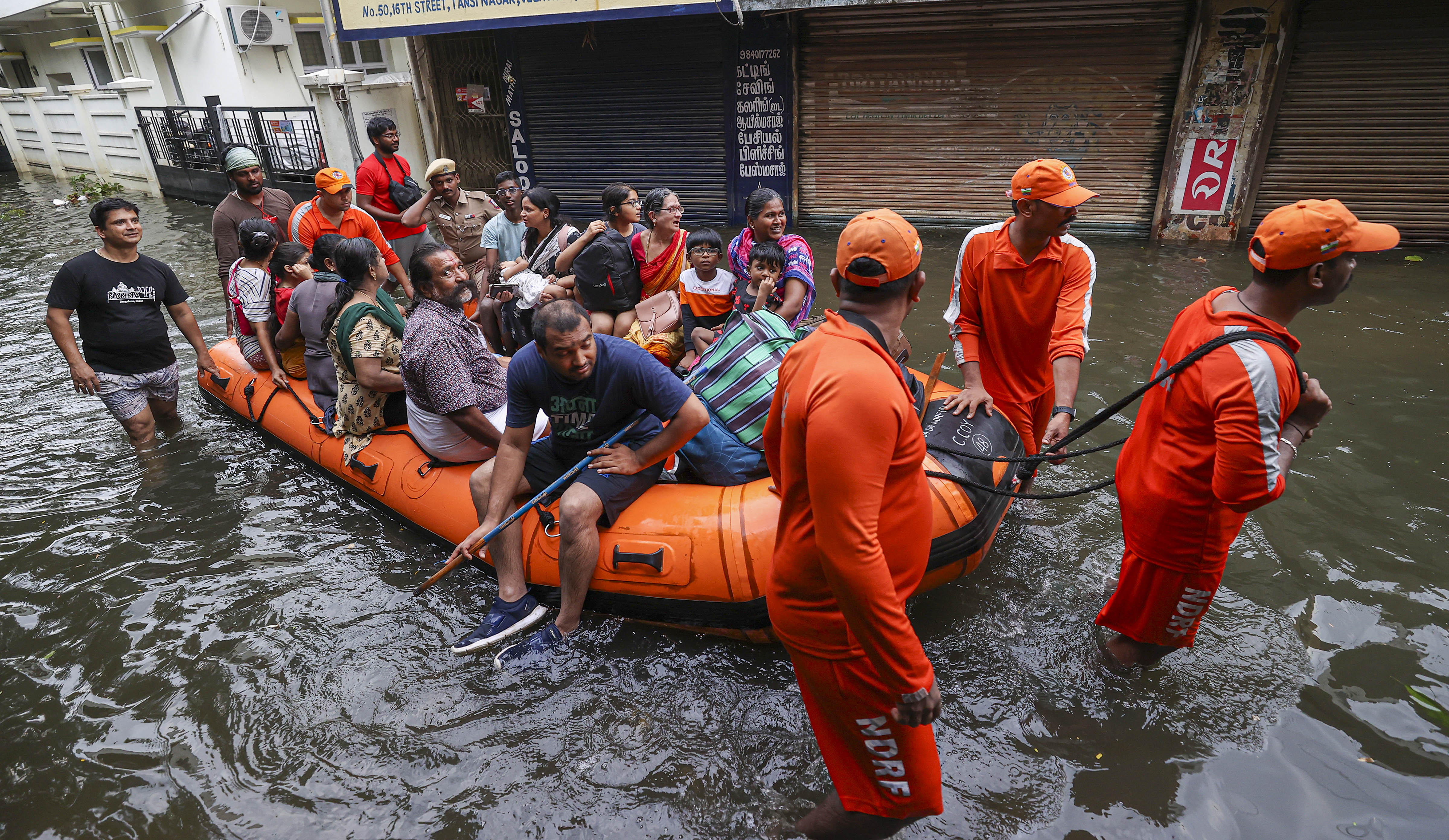 तूफान का असर