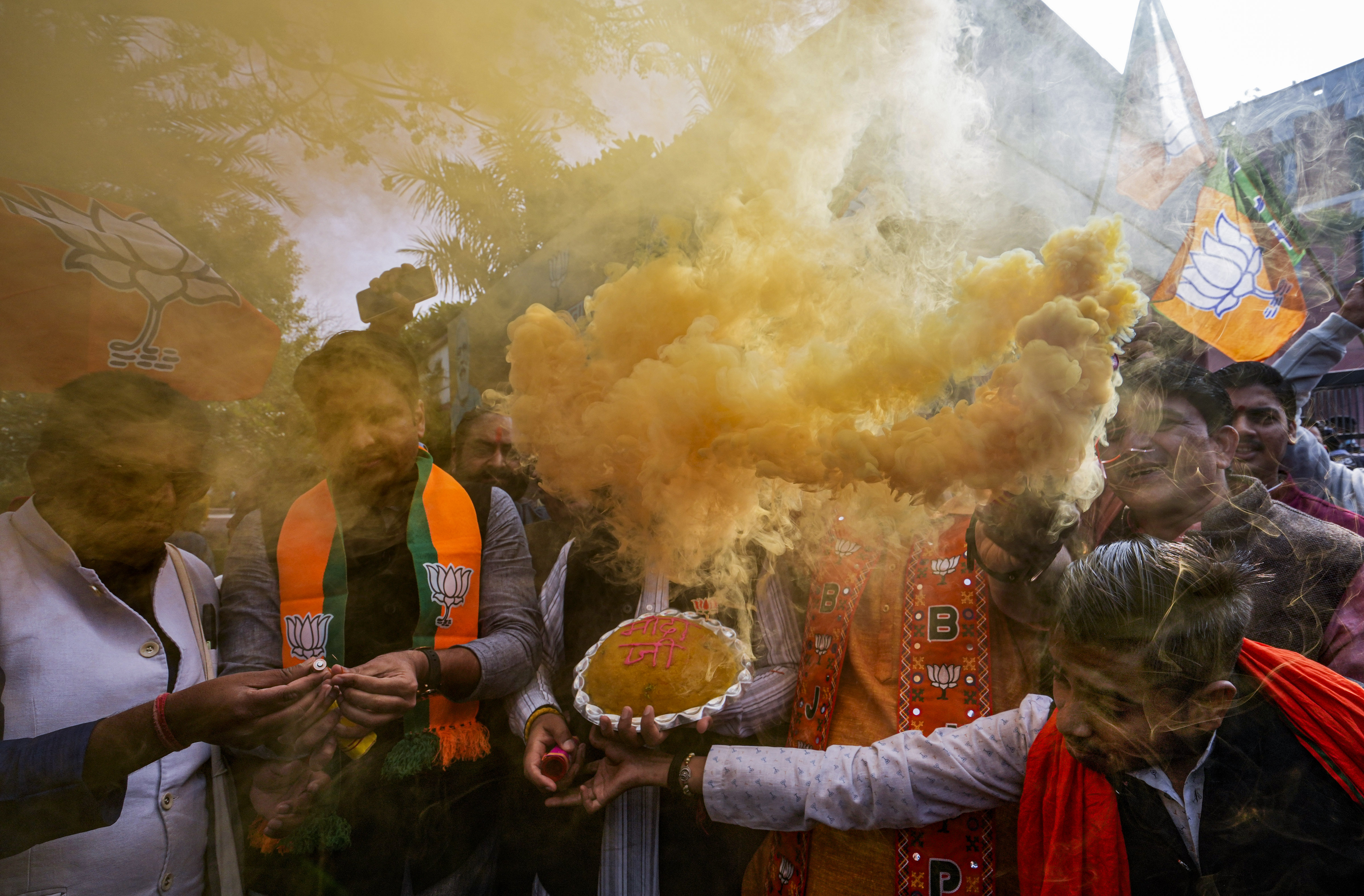 नई दिल्ली में बीजेपी ऑफिस में जश्न