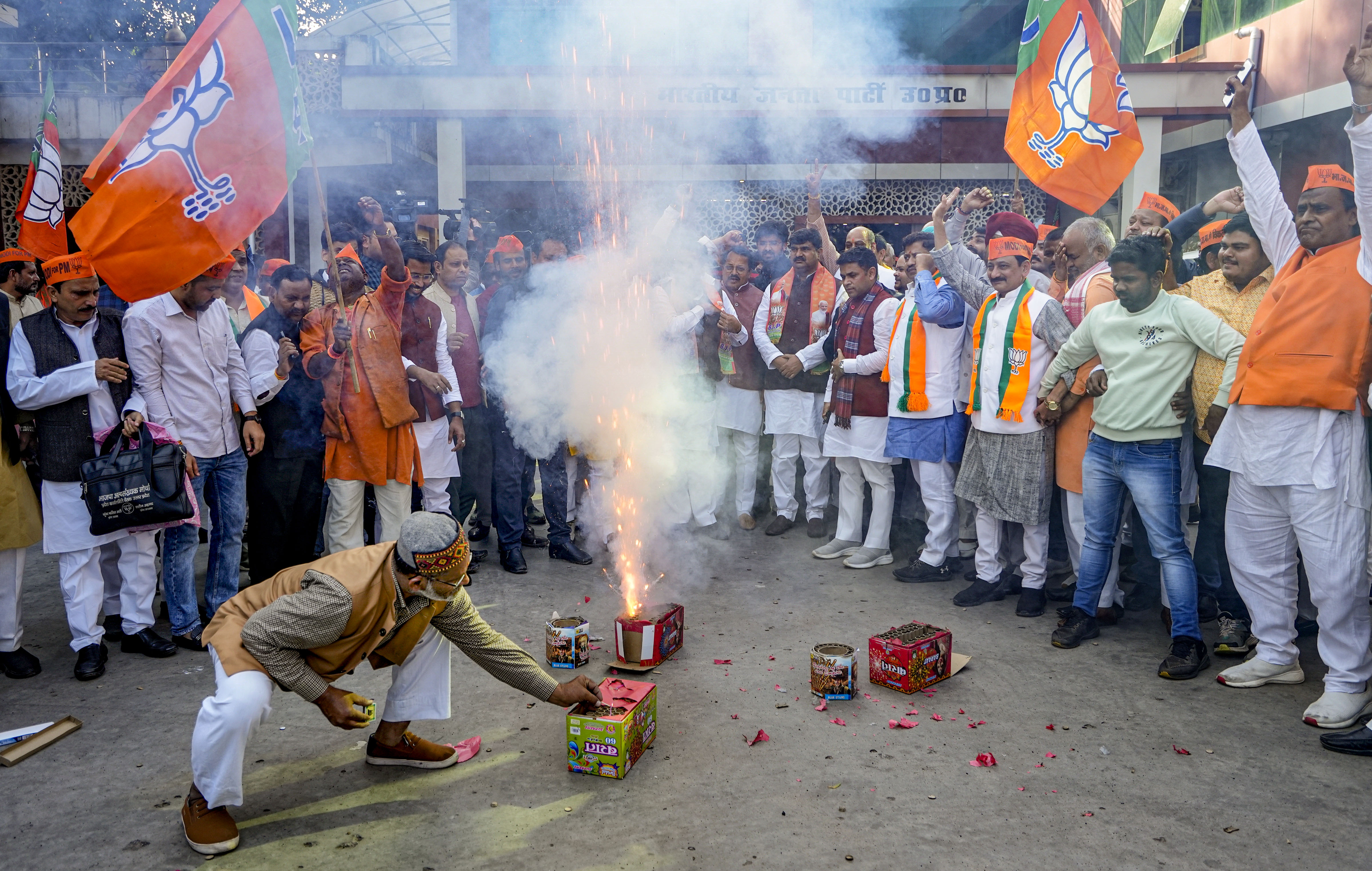 लखनऊ में बीजेपी कार्यकर्ताओं का जश्न