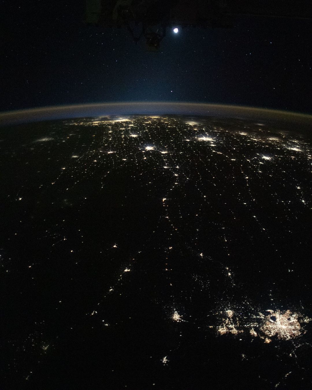 चंद्रमा पृथ्वी की सतह से ऊपर