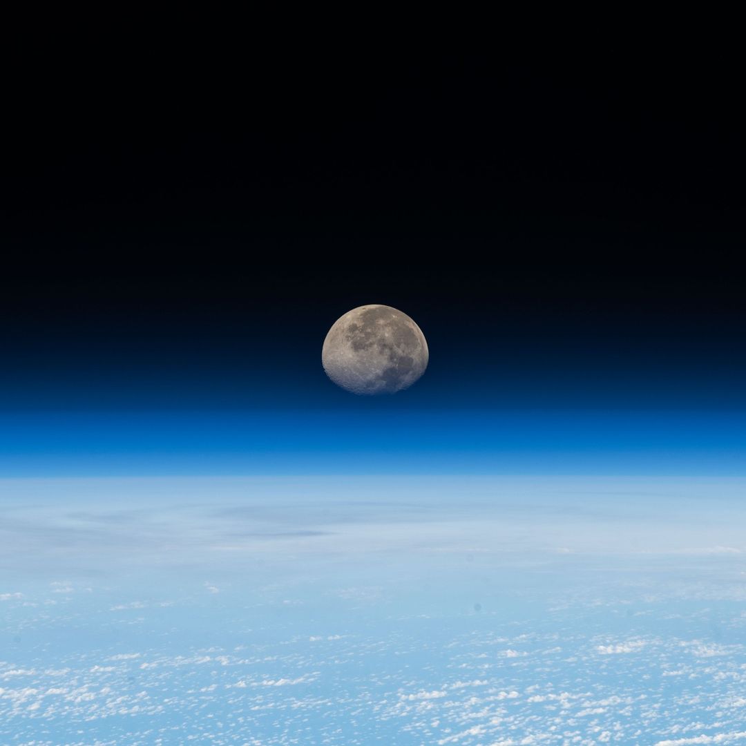 चंद्रमा छिपता हुआ 