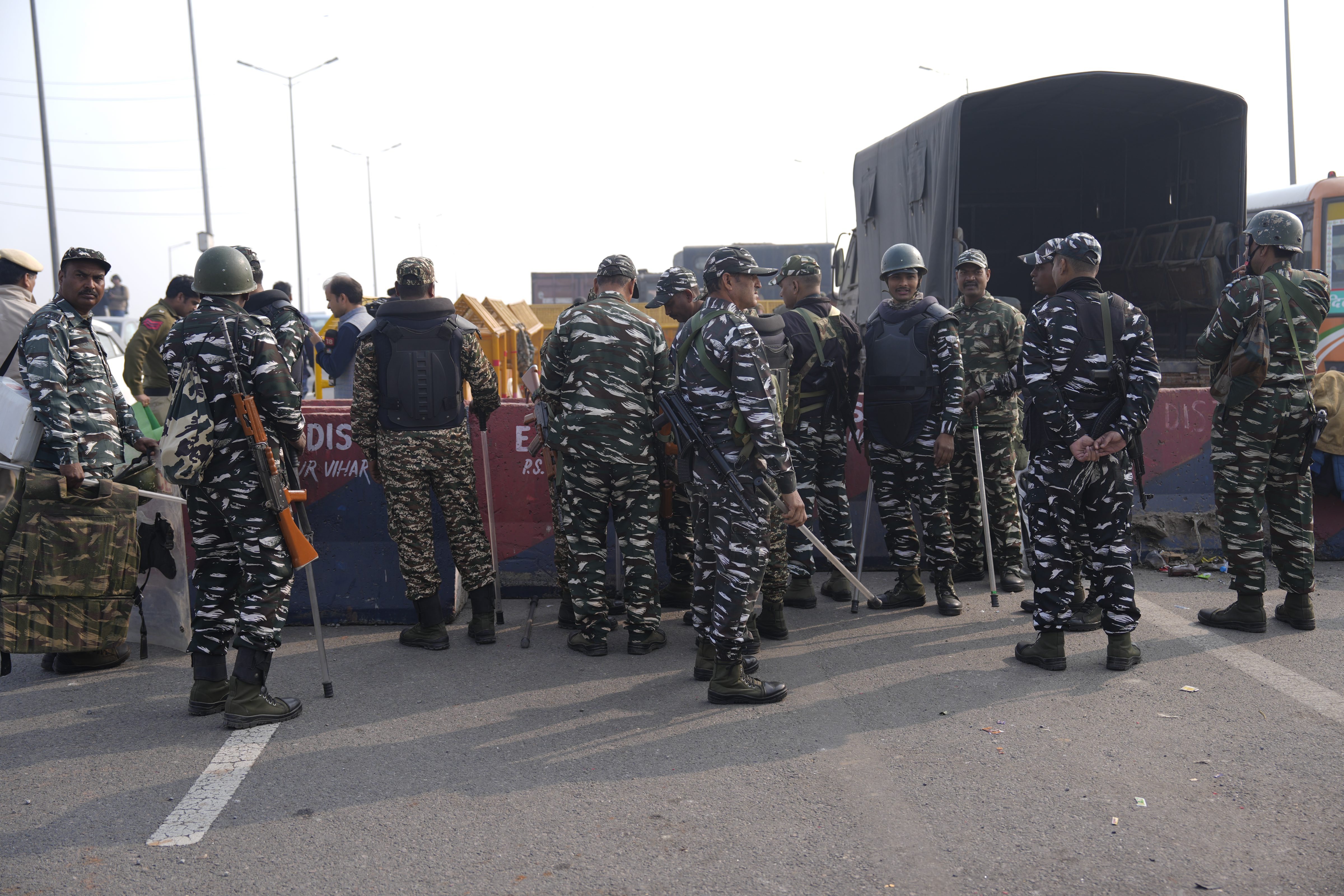 Security personnel deployed at Ghazipur border Security personnel deployed at Ghazipur border