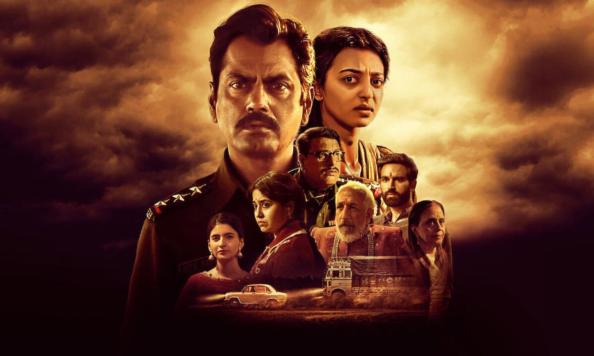 रात अकेली है