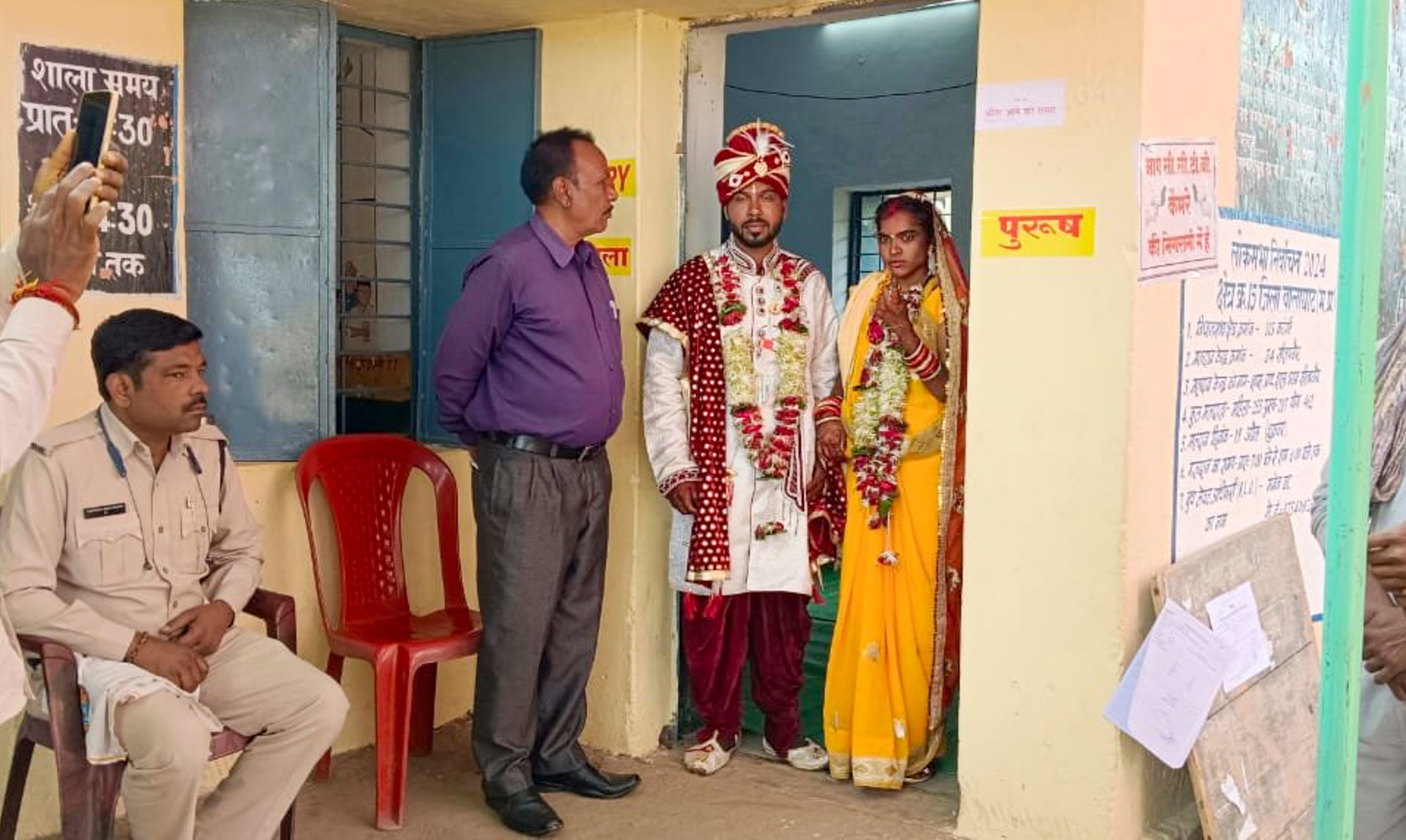 बालाघाट में नए कपल ने डाला वोट (Photo/PTI)