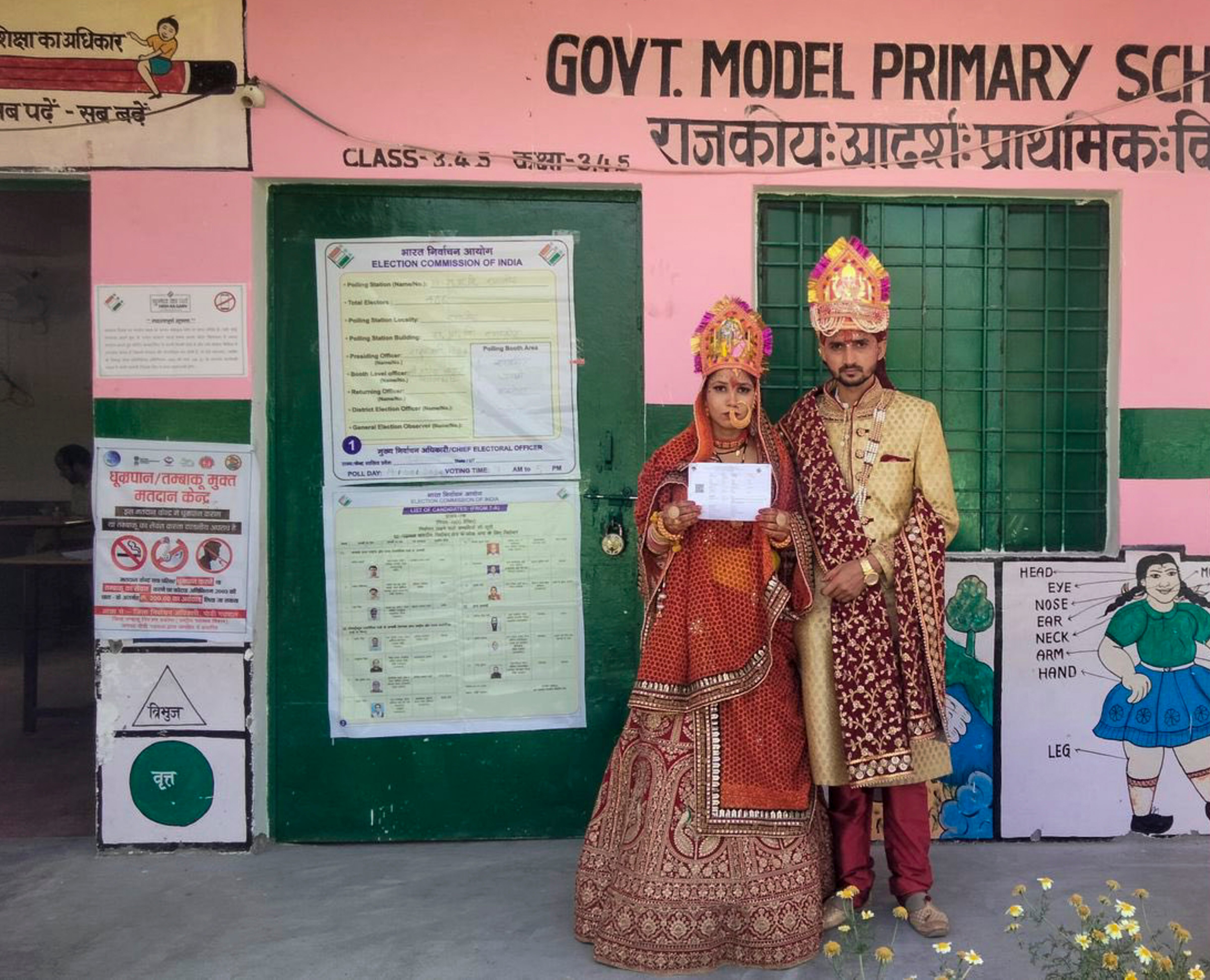 पोलिंग बूथ पर नवविवाहित जोड़ा (Photo/PTI)