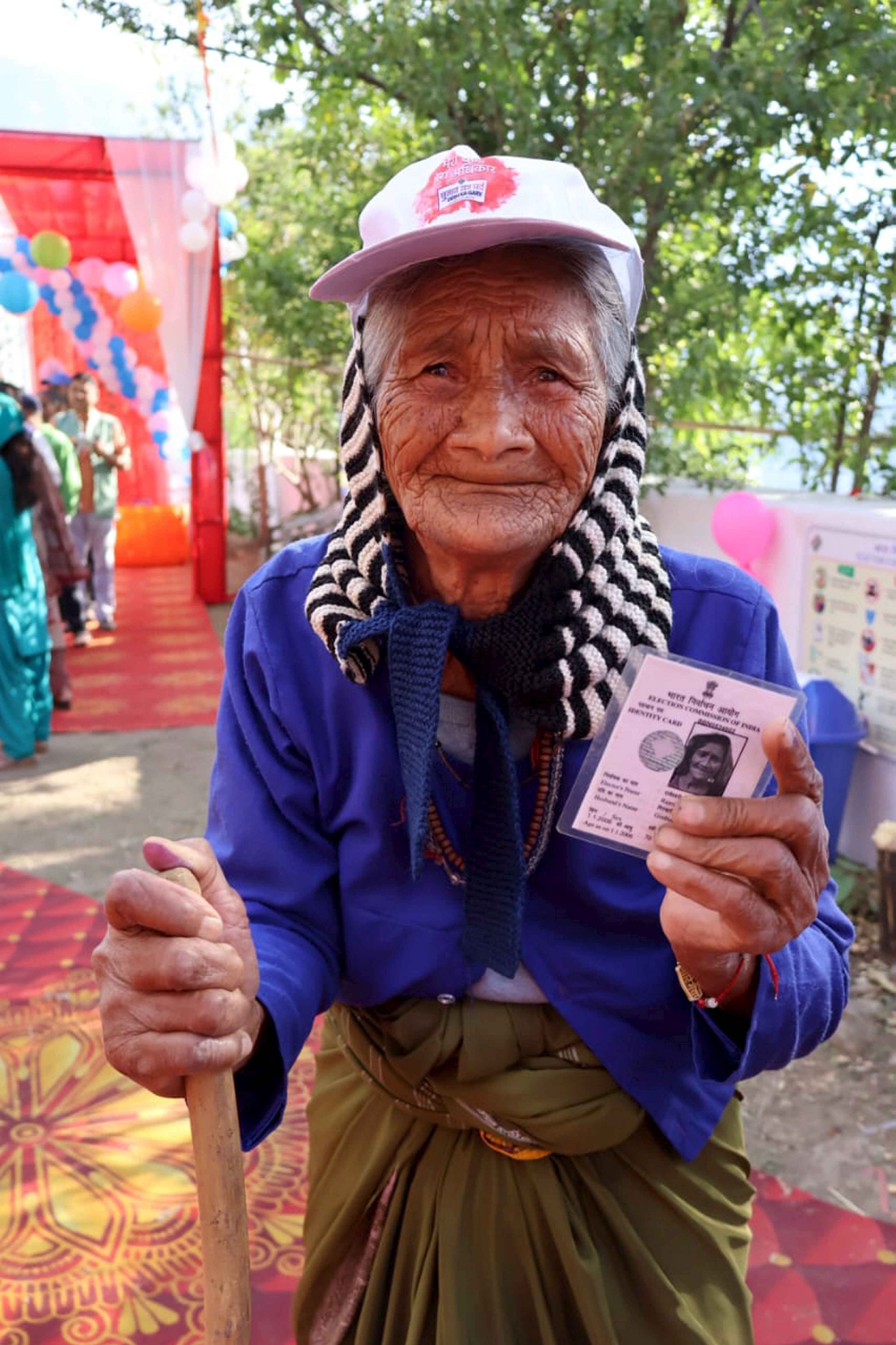 चमोली में बुजुर्ग महिला ने डाला वोट (Photo/PTI)
