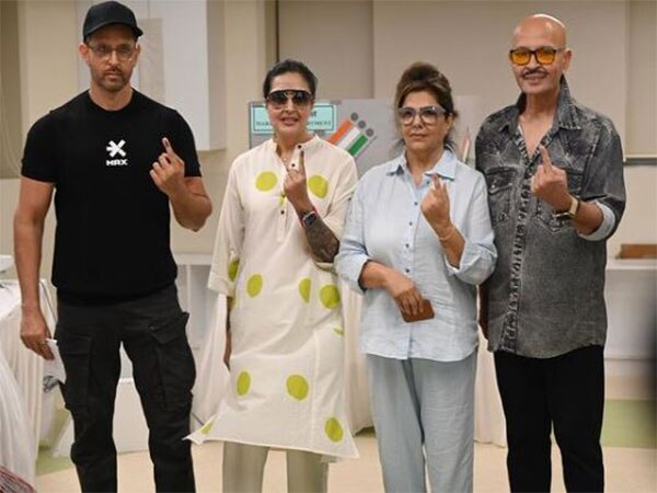 राकेश रौशन और ऋतिक रौशन ने वोट डाला (Photo/ANI) राकेश रौशन और ऋतिक रौशन ने वोट डाला (Photo/ANI)