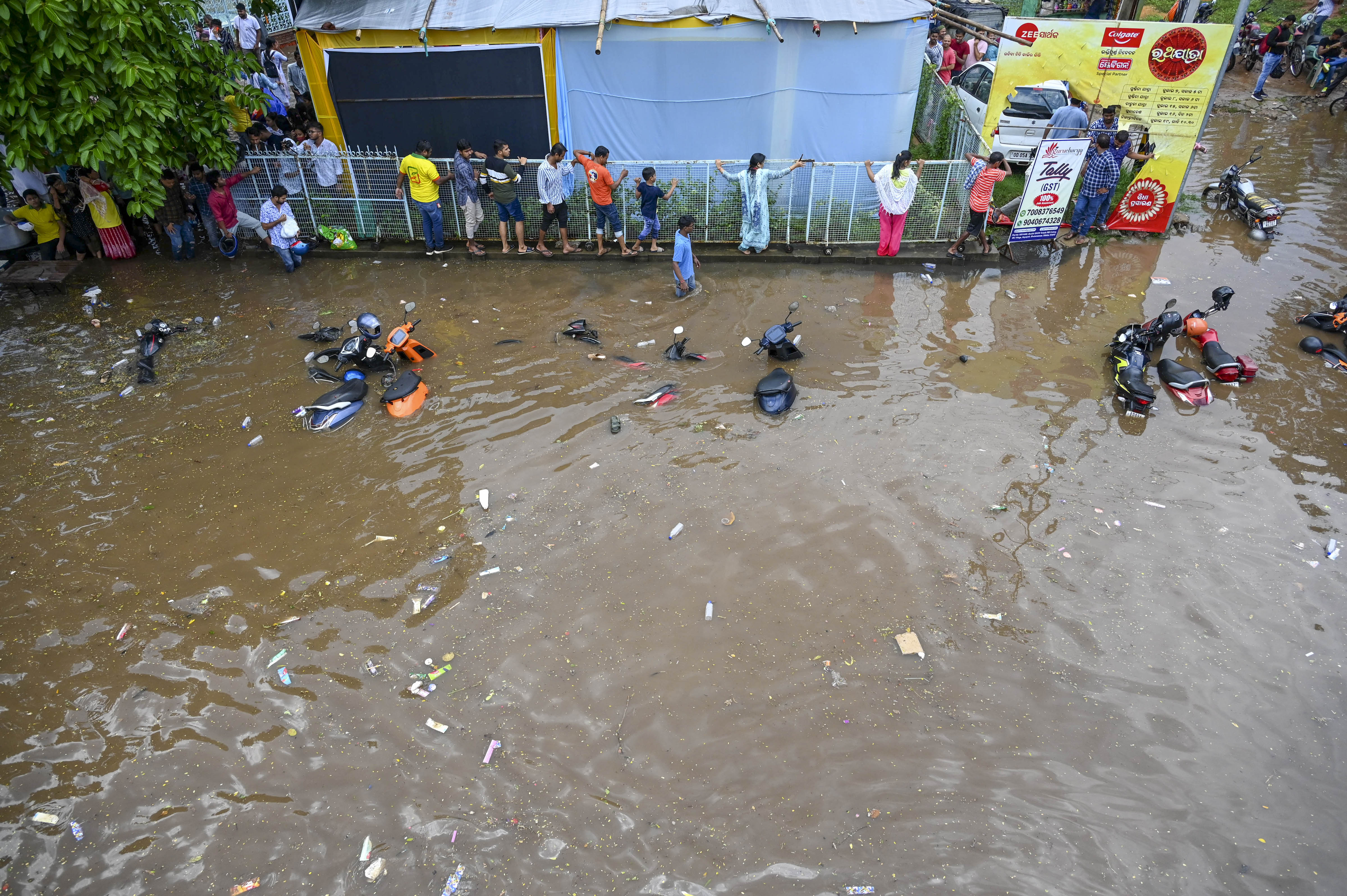 भुवनेश्वर में बारिश के बाद हालात (Photo/PTI)