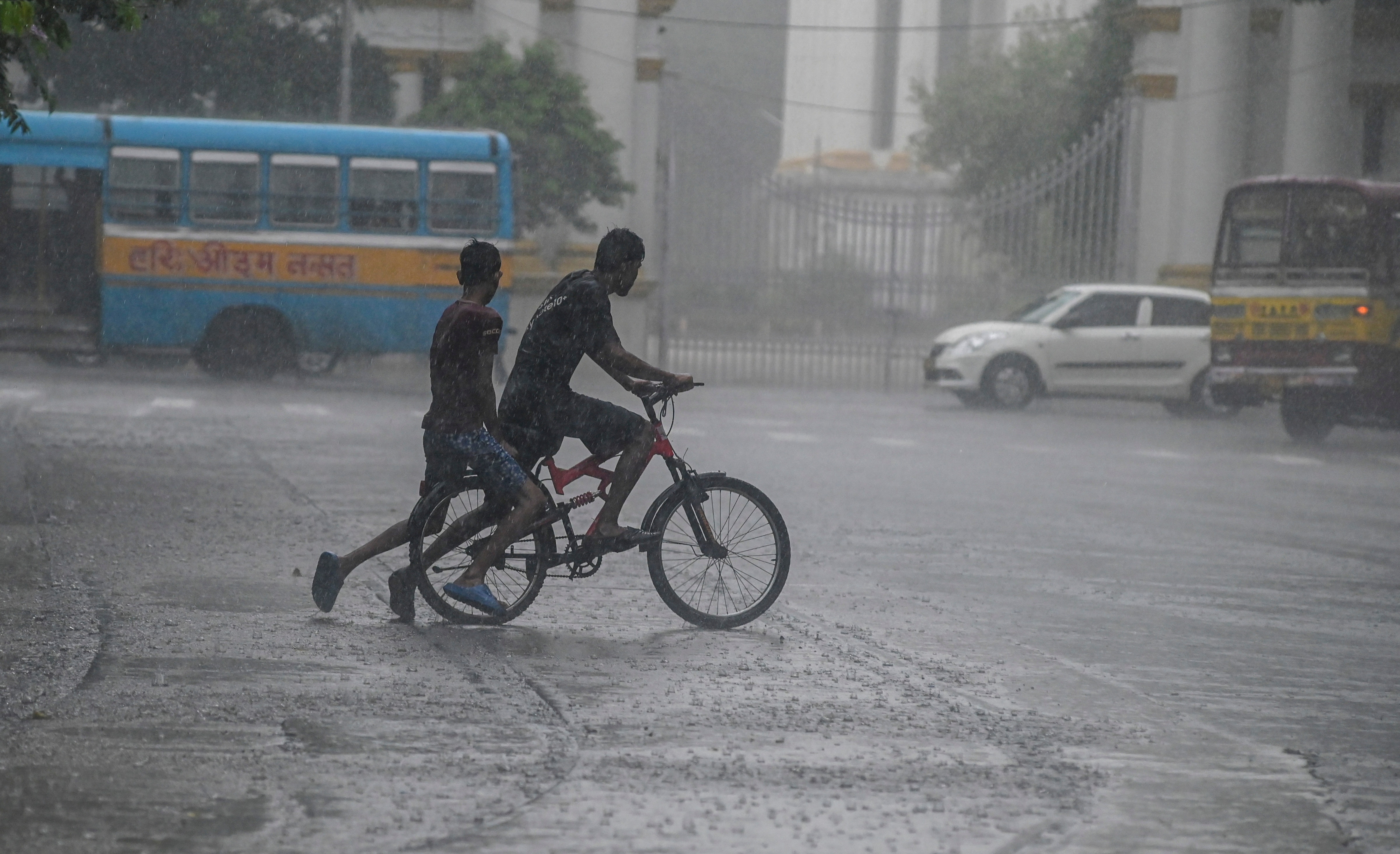 कोलकाता में भारी बारिश (Photo/PTI)