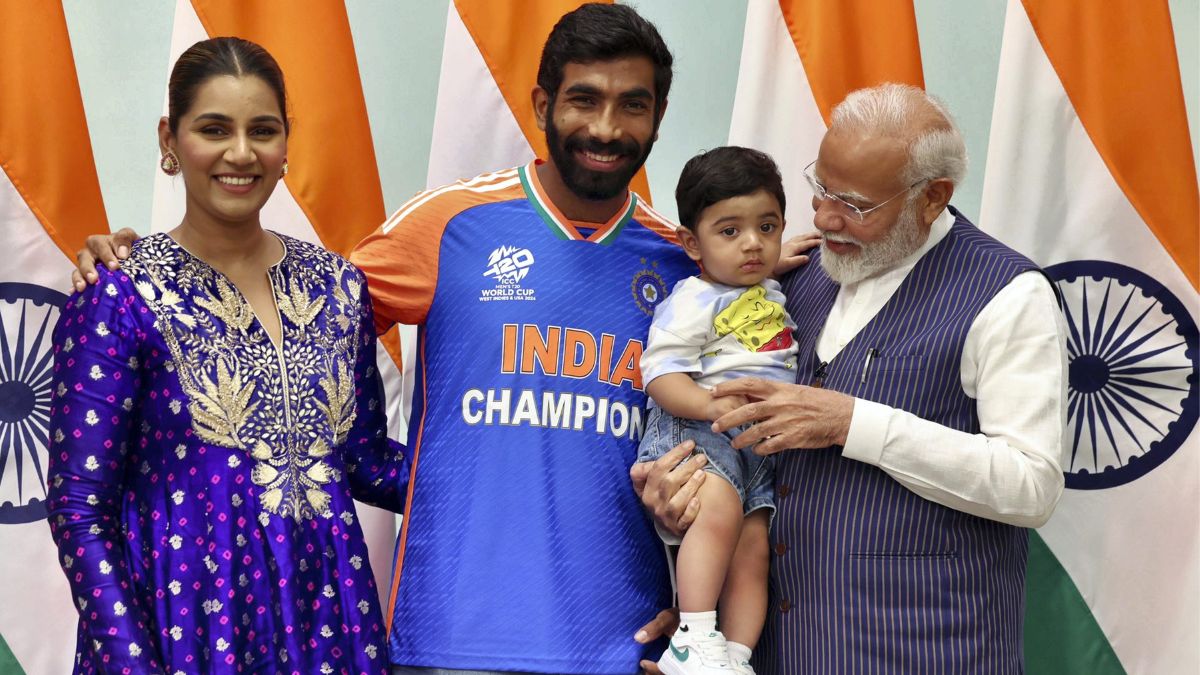 जसप्रीत बुमराह अपने परिवार के साथ पीएम मोदी से मिलते हुए.