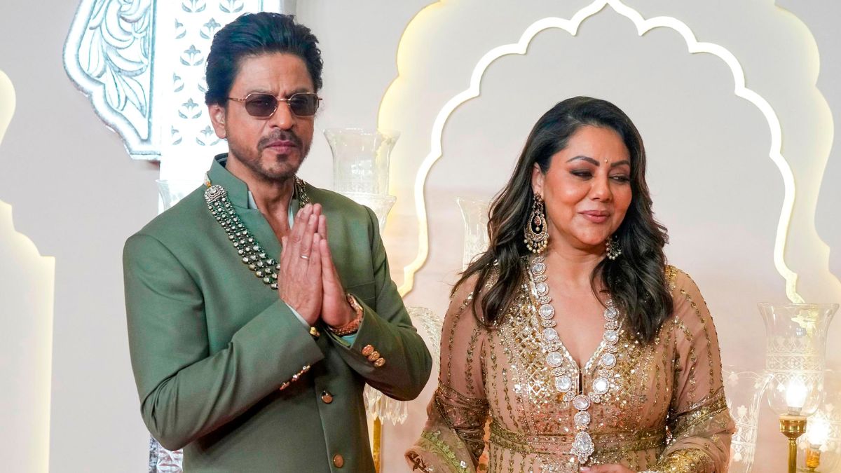 किंग शाहरुख खान अपनी पत्नी गौरी खान के साथ  किंग शाहरुख खान अपनी पत्नी गौरी खान के साथ