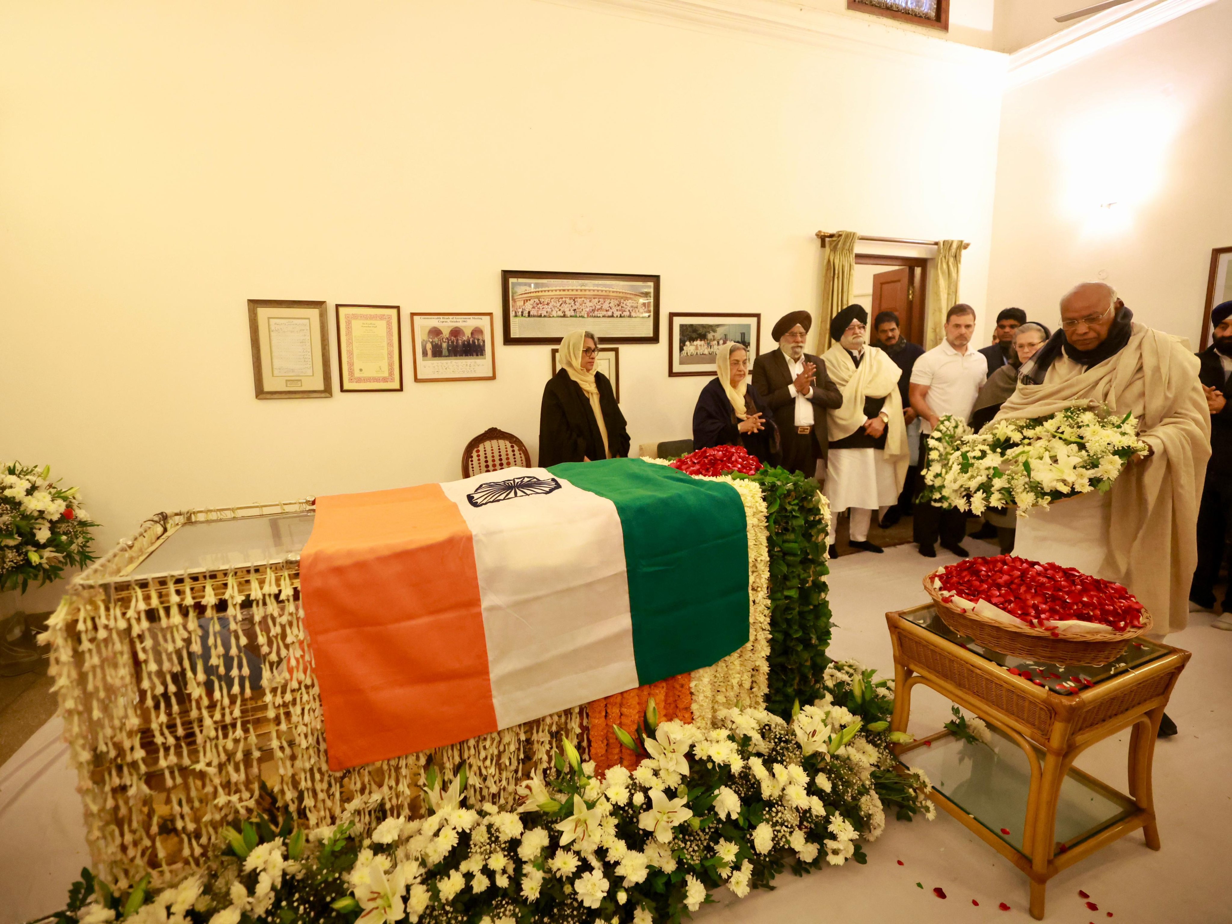 मल्लिकार्जुन खड़गे ने श्रद्धांजलि दी (Photo: Twitter/@INCIndia)