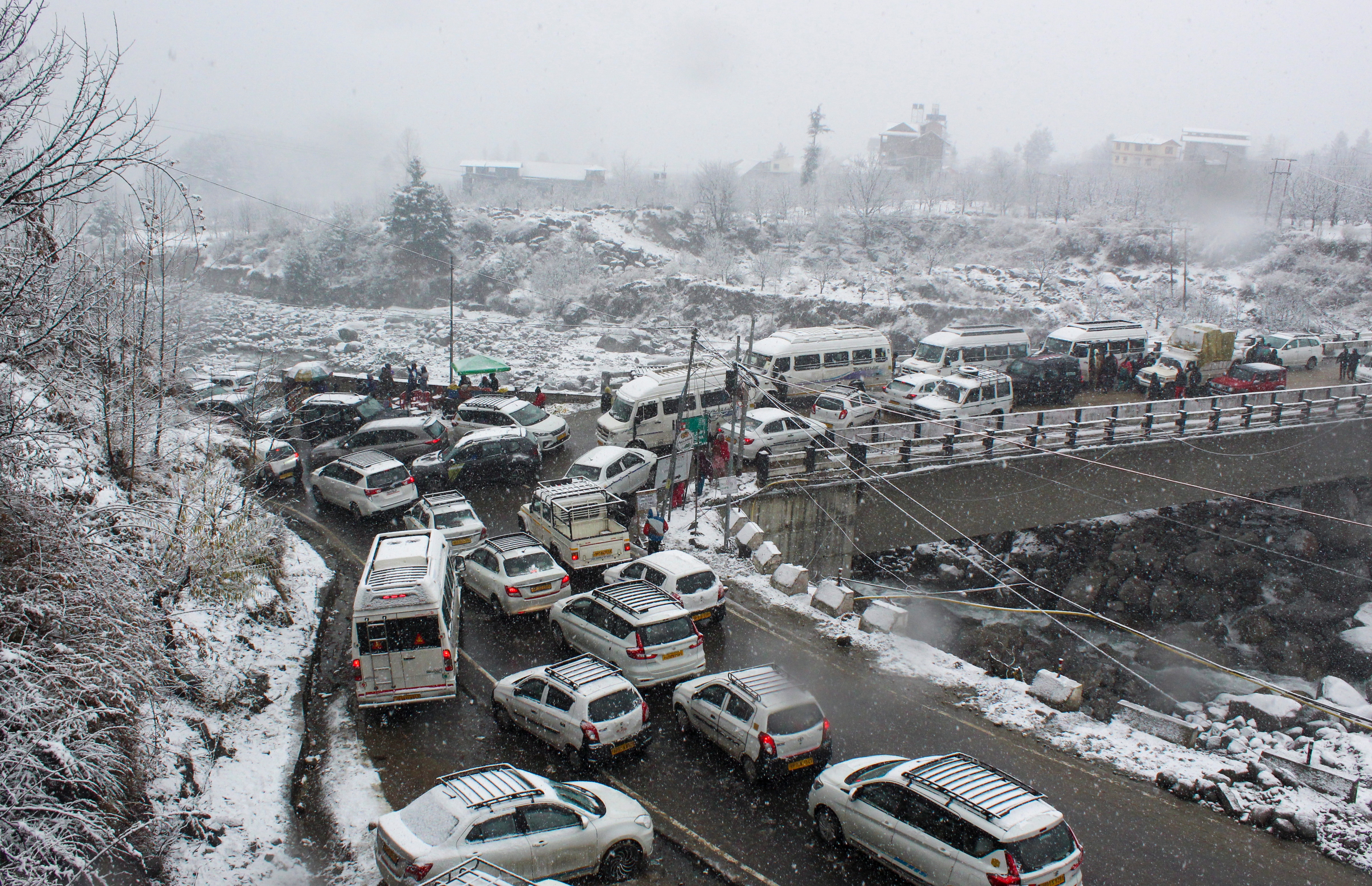 बर्फबारी से जाम (Photo/PTI)