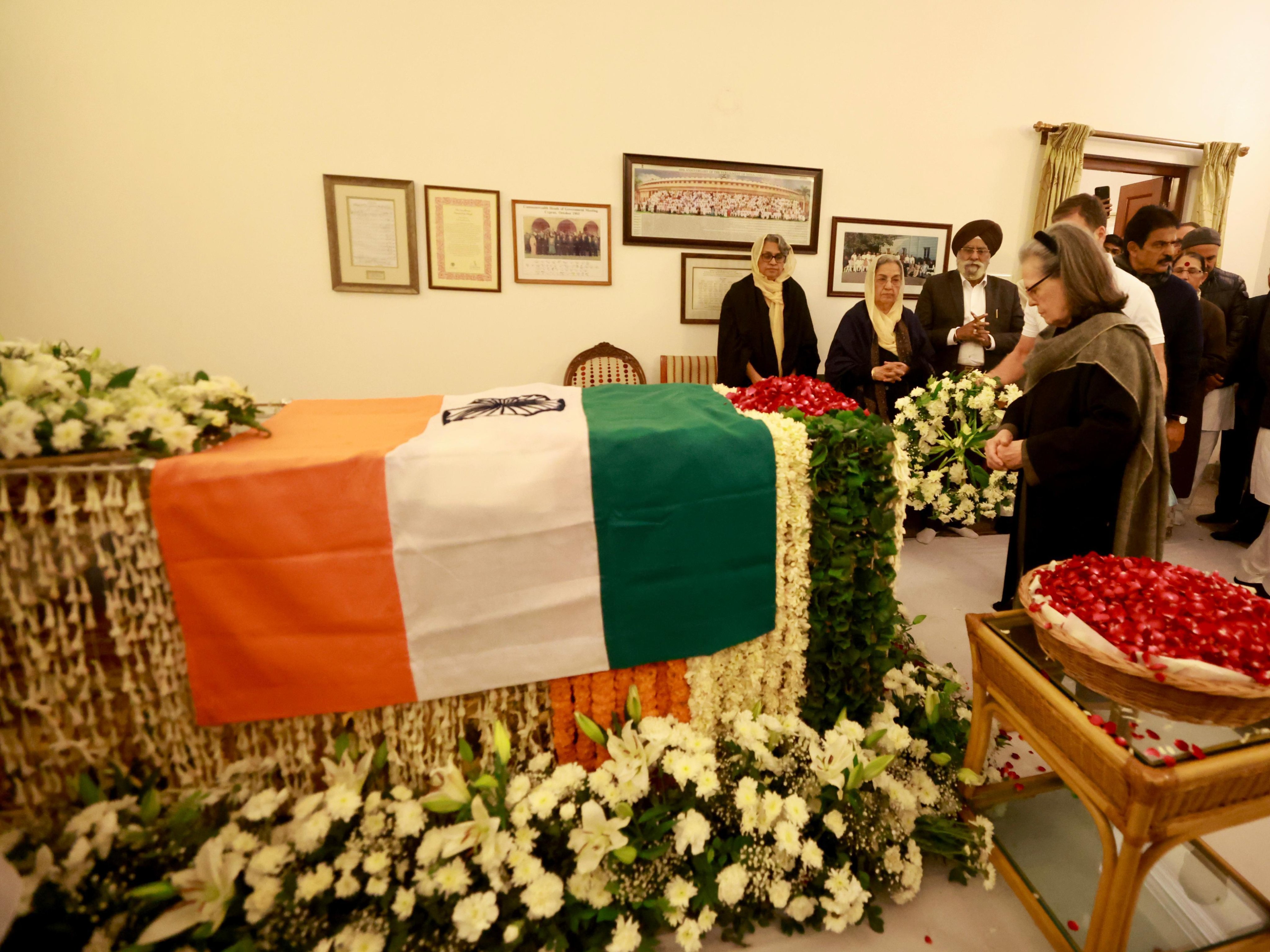 सोनिया गांधी ने श्रद्धांजलि दी (Photo: Twitter/@INCIndia)