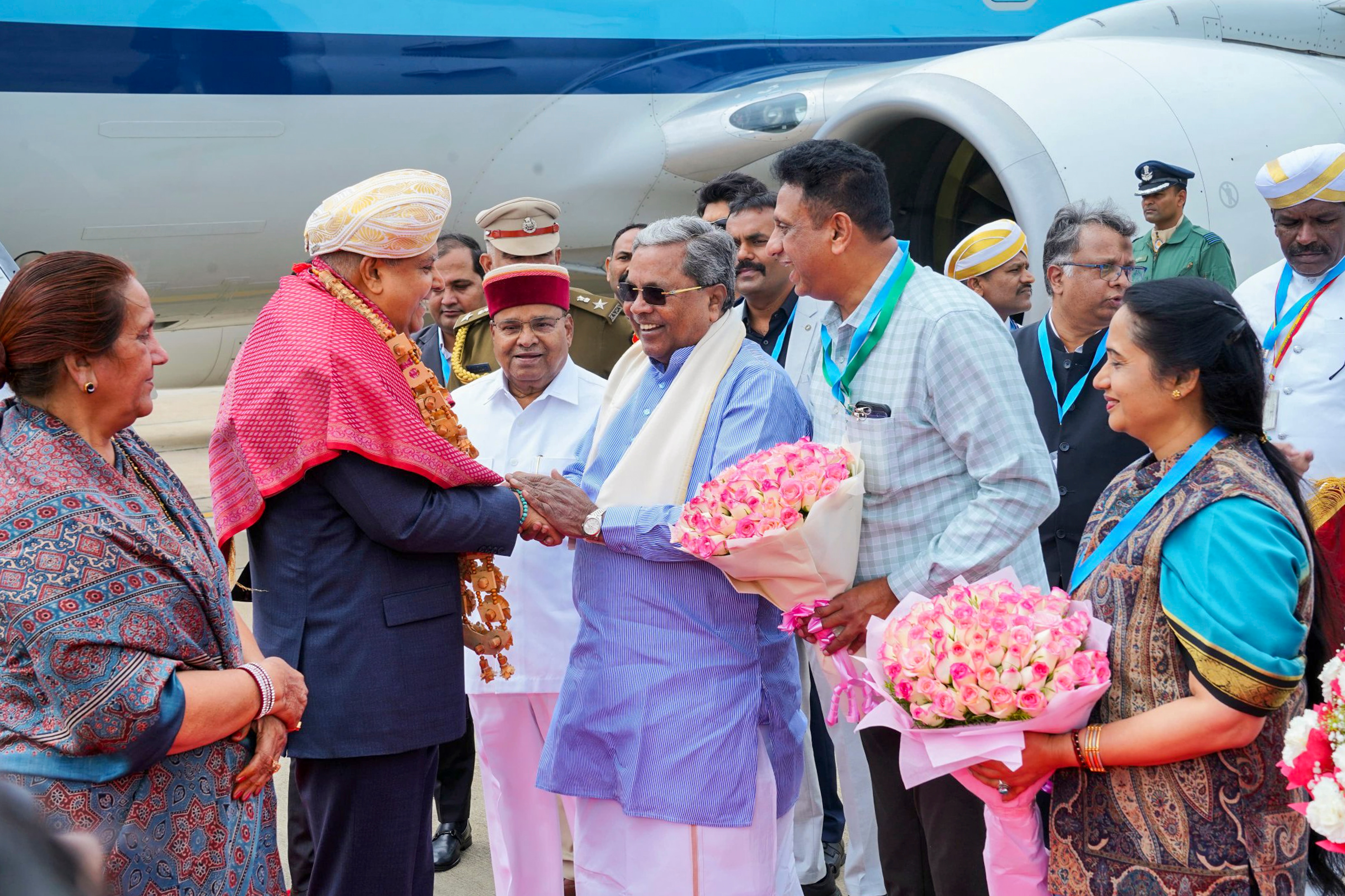 Vice President Jagdeep Dhankar being received by Karnataka CM Siddaramaiah 