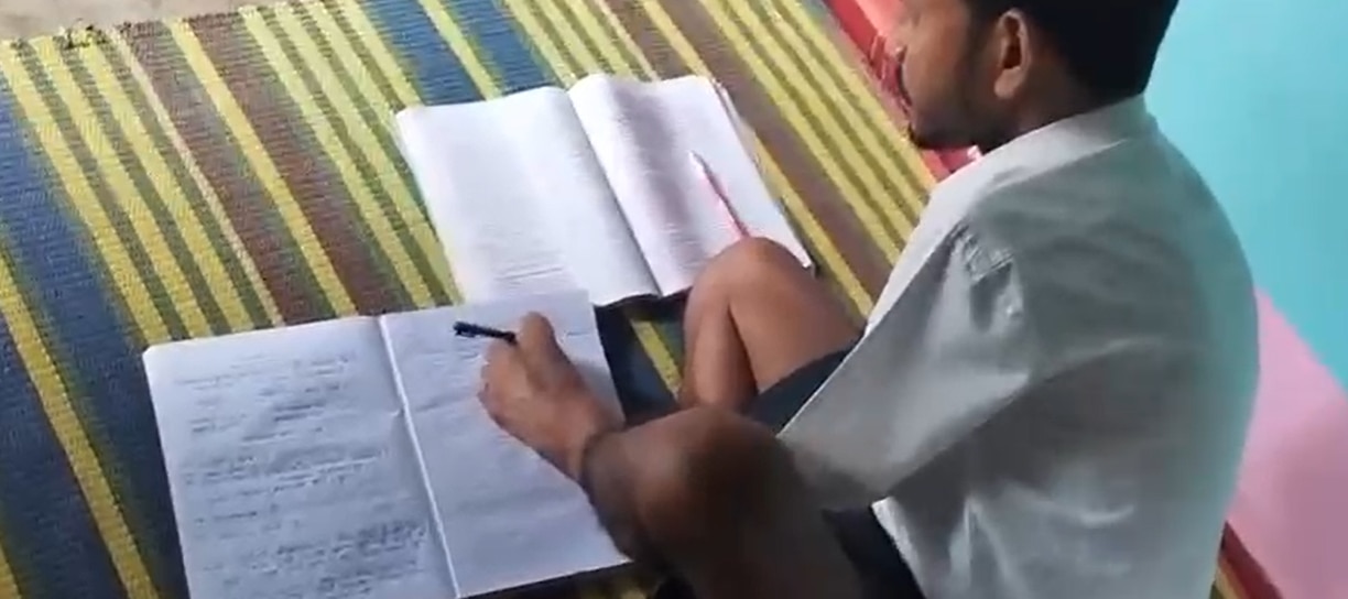 गुलशन बचपन से ही पैरों की उंगलियों से लिखते आए हैं 