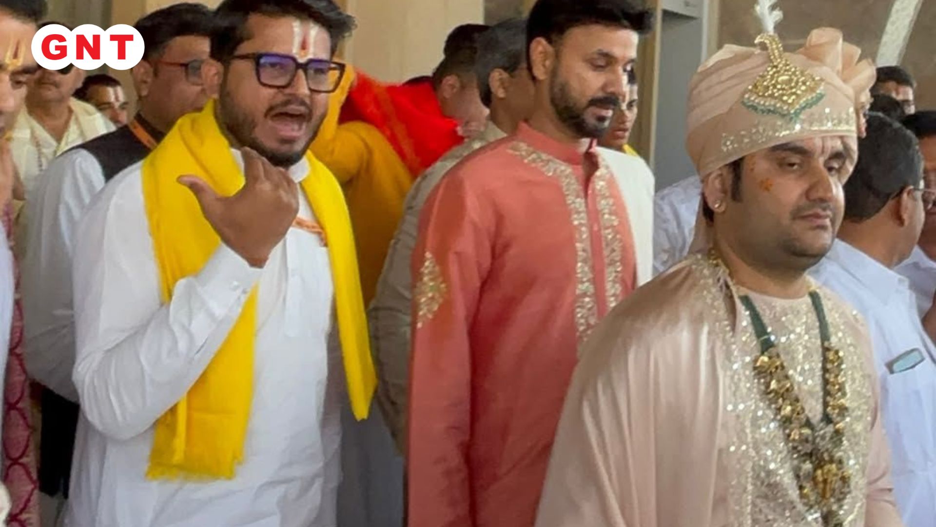 गुलाबी शेरवानी और हाथ में चांदी की छड़ी लिए दूल्हा इंद्रेश मंडप में पहुंचे 